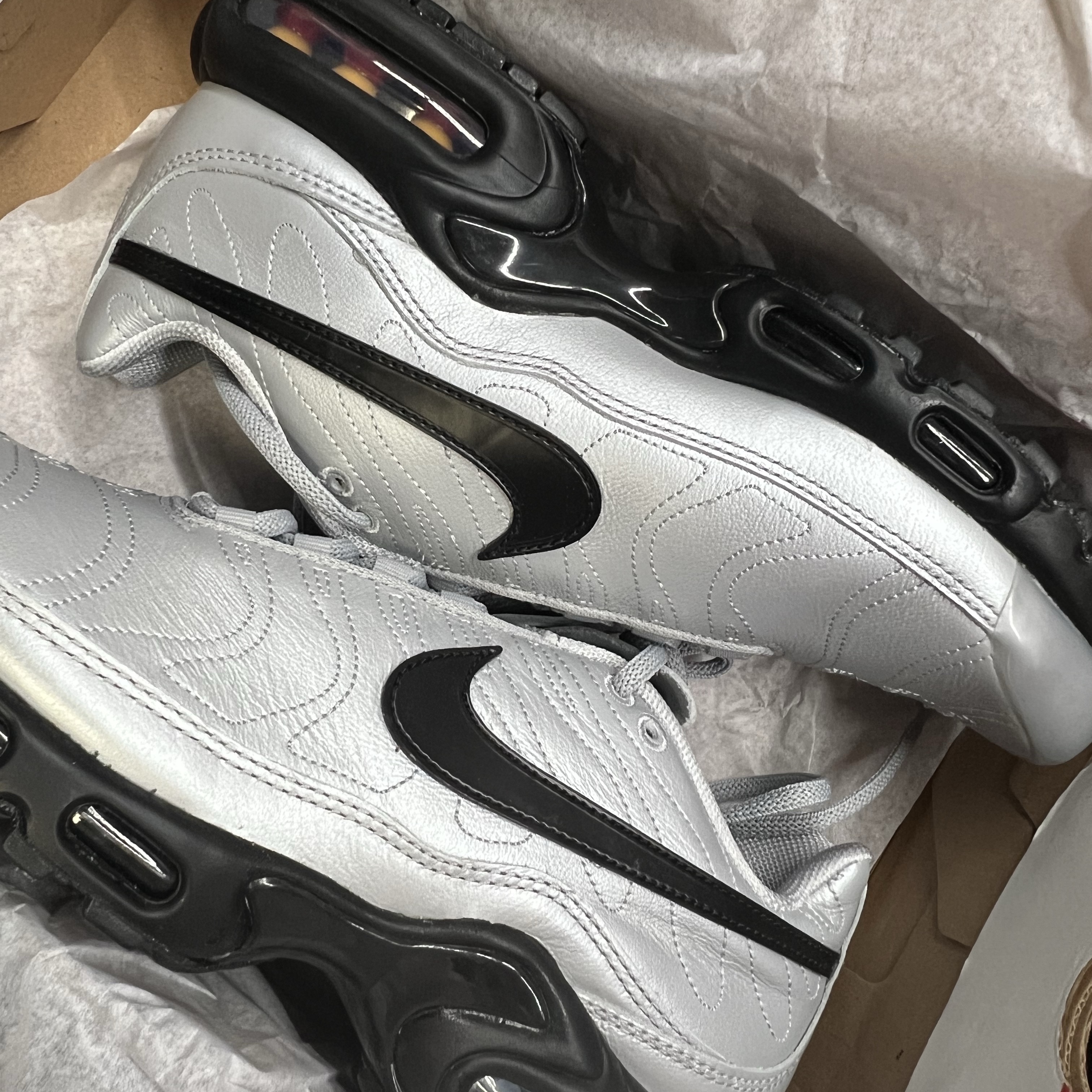 Nike Air Max Plus TNPO Wolf Grey and Black, Nike LD-1000 SP Black and Sail 착용 스타일 - 1