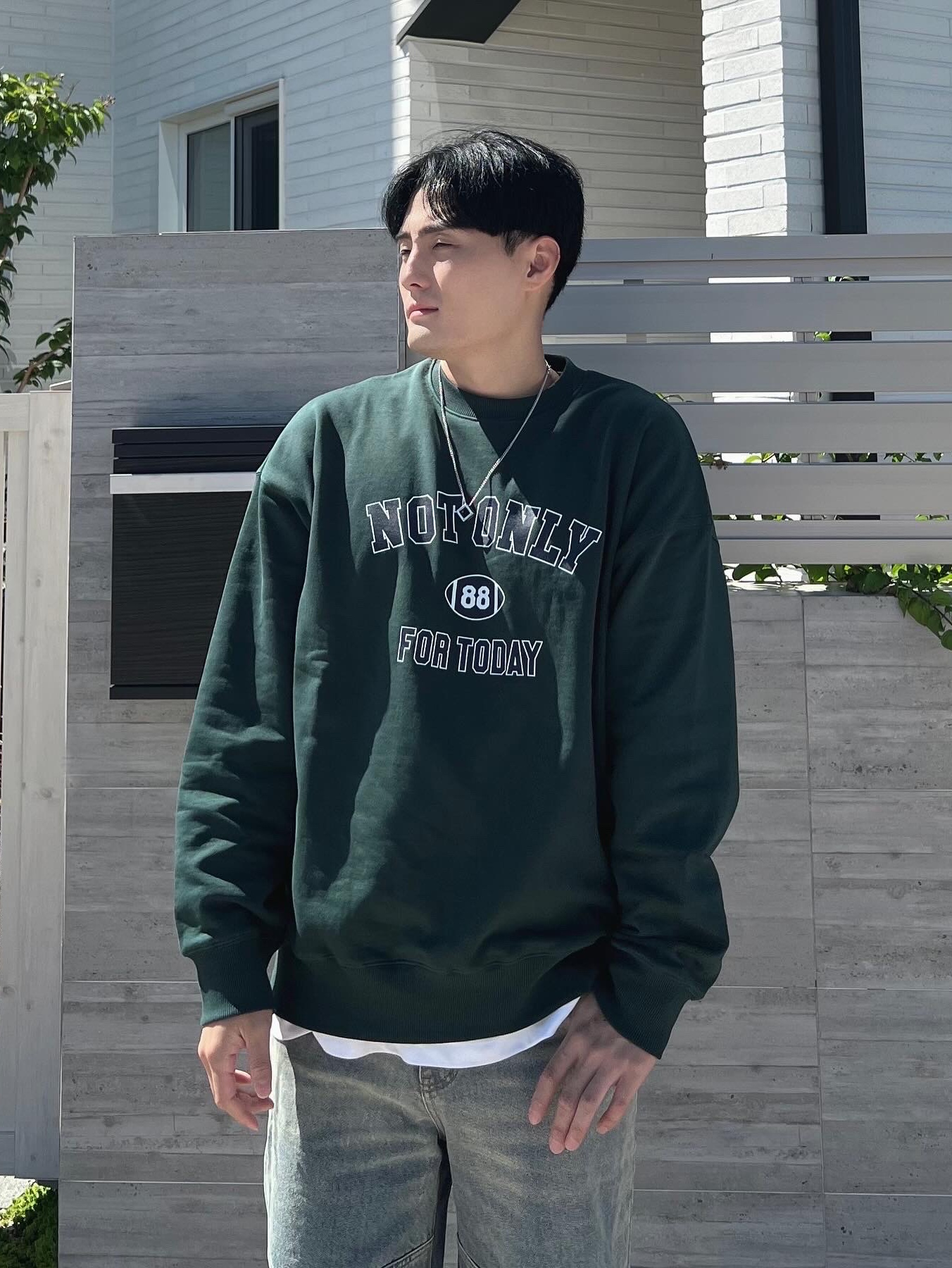 New Balance 1906R Silver Metallic Green 착용 스타일 - 1