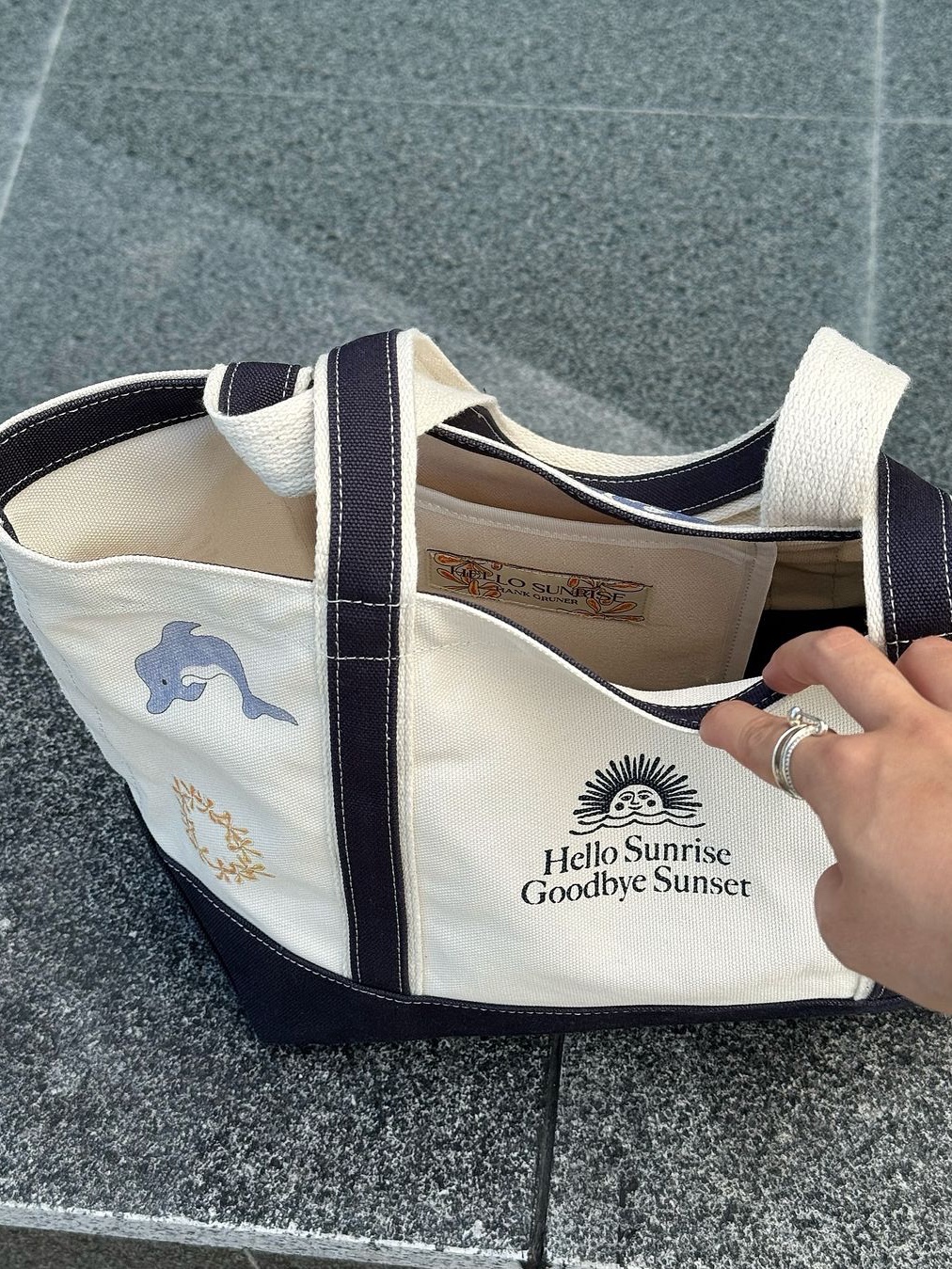 HS x Hank Canvas Tote Bag Navy 착용 스타일 - 2