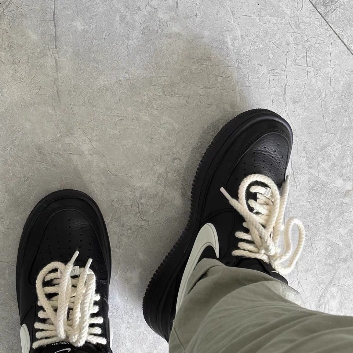 Nike Air Force 1 '07 Low Triple Black 착용 스타일 - 1
