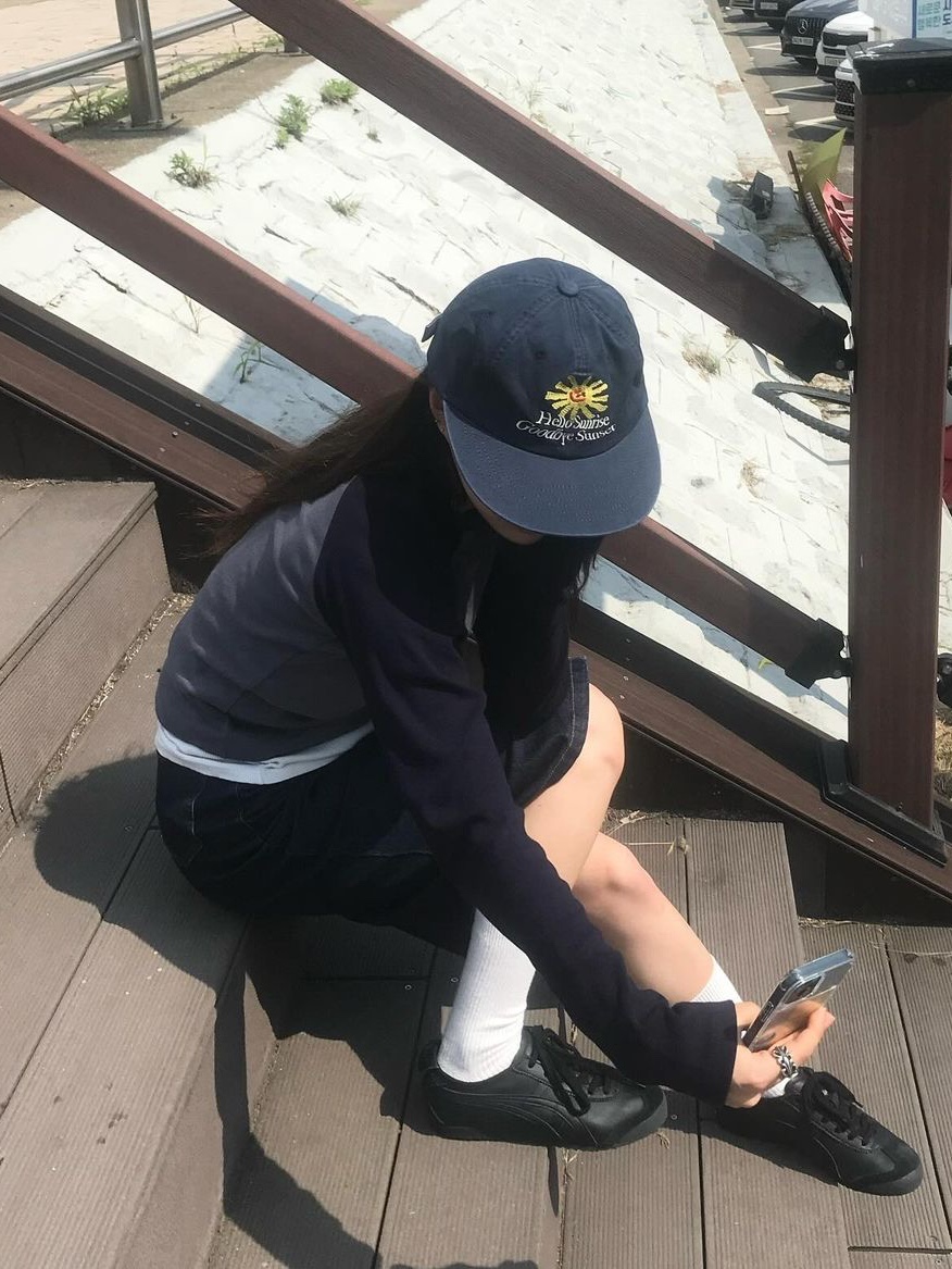 HS x Hank Relaxed Fit Cap Navy 착용 스타일
