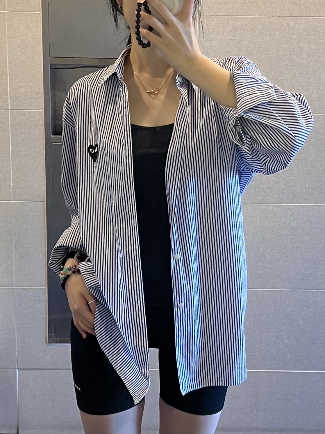 Play Comme des Garcons Striped Black Heart Shirt Blue 착용 스타일 - 3