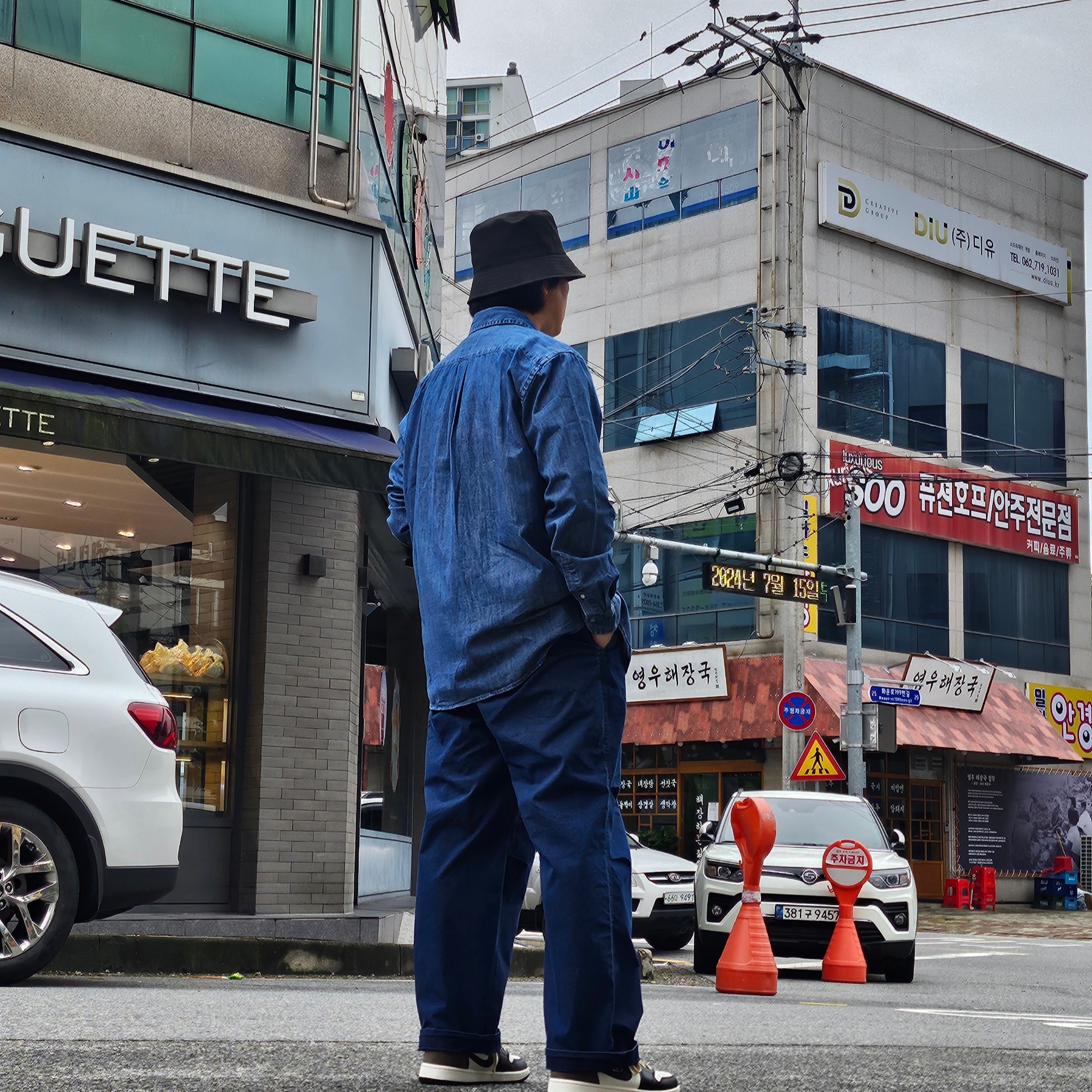 Jordan 1 Retro Low OG Mocha, Uniqlo C Wide Parachute Pants Denim Blue - JP 착용 스타일 - 2