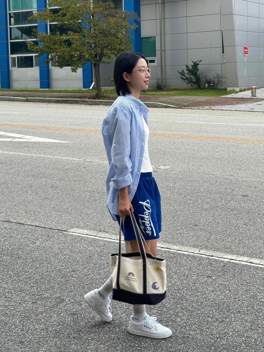 HS x Hank Canvas Tote Bag Navy 착용 스타일 - 1