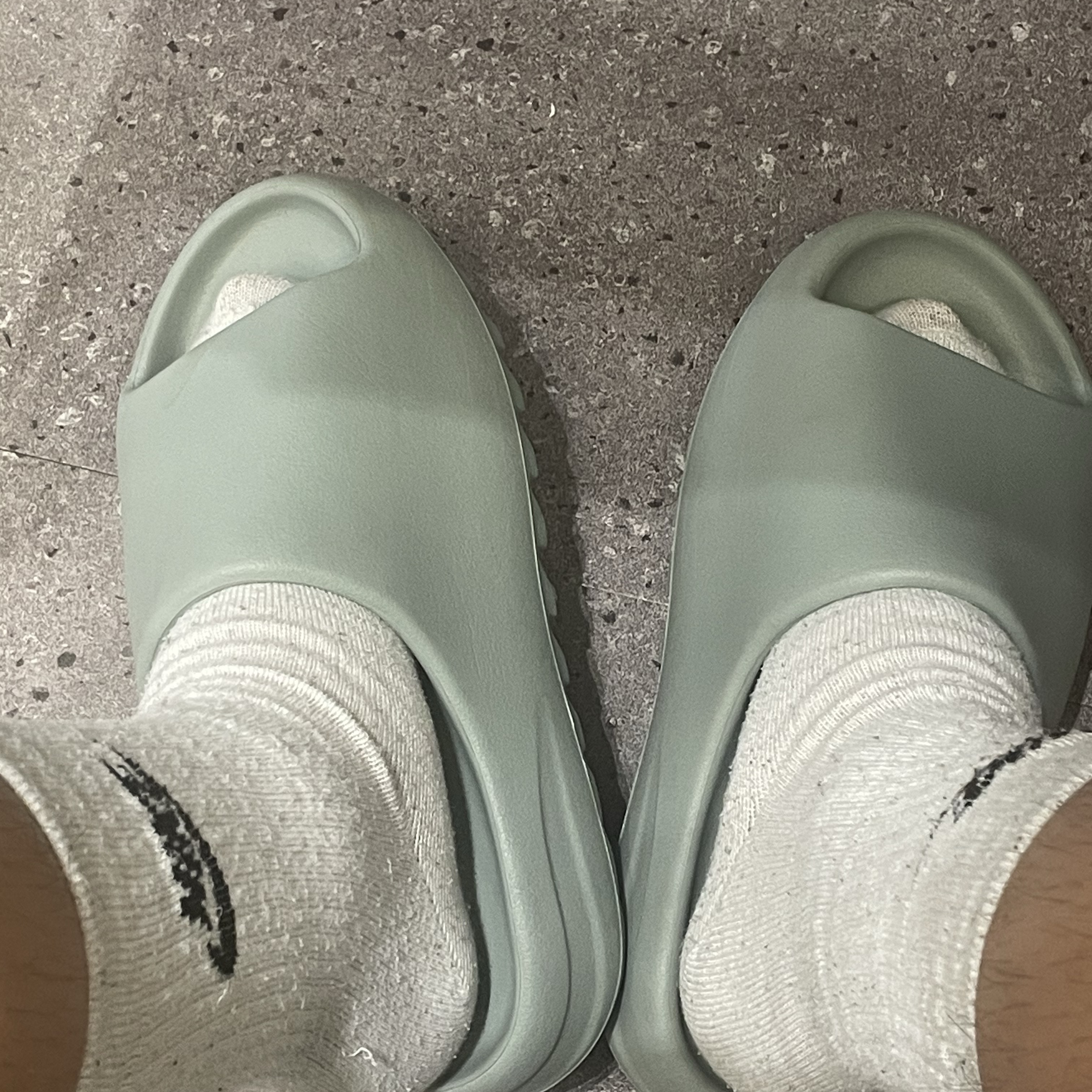Adidas Yeezy Slide Salt 착용 스타일