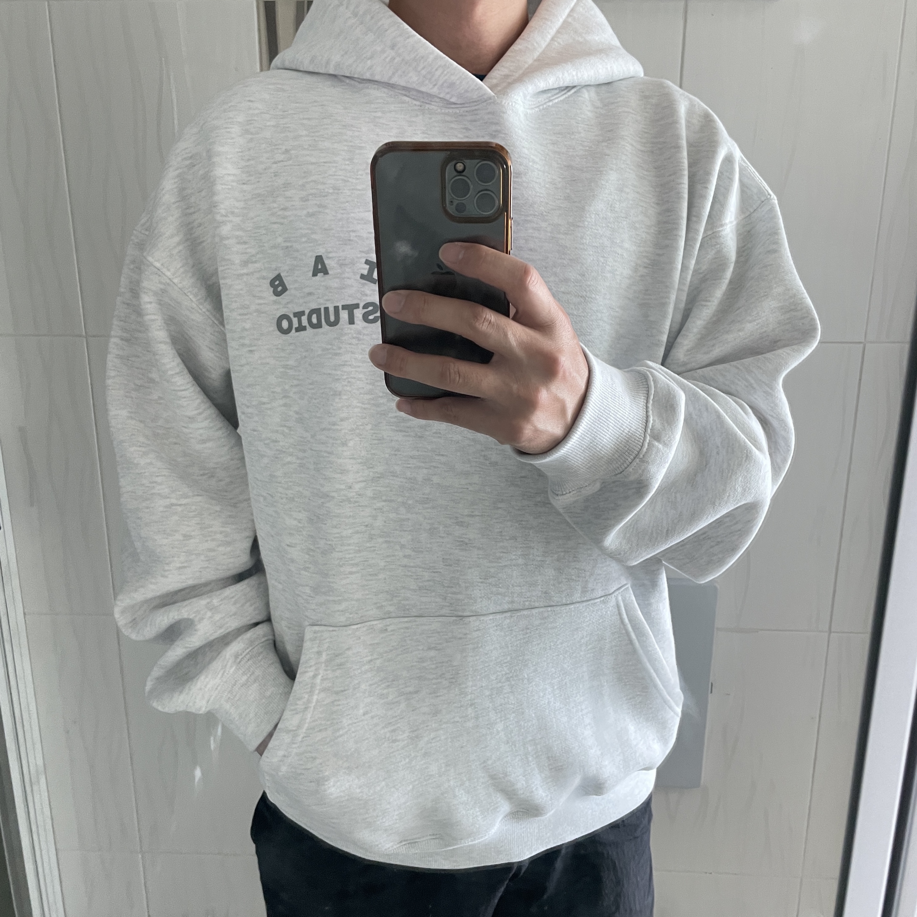 IAB Studio Hoodie Light Gray 착용 스타일 - 1