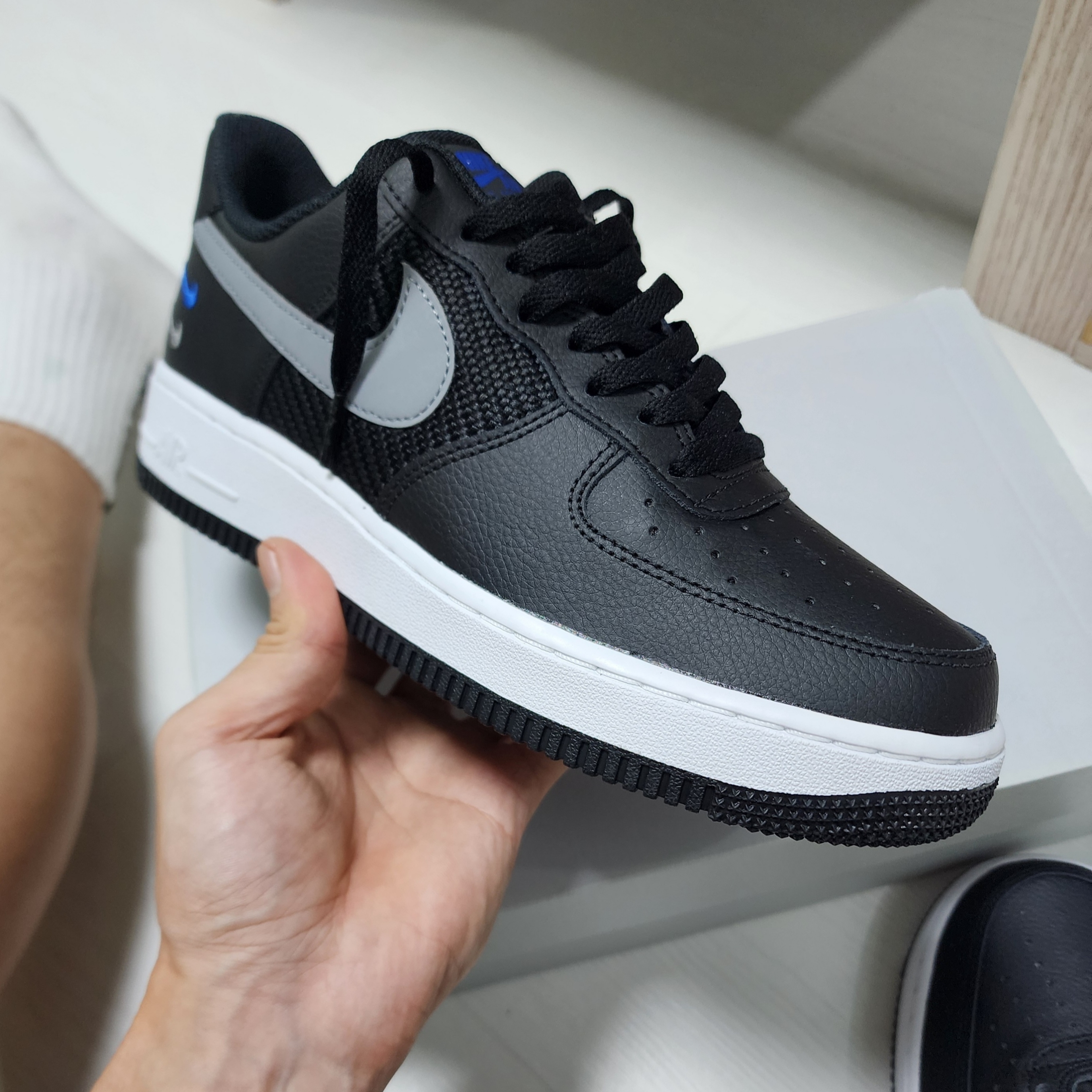 Nike Air Force 1 '07 Black Racer Blue 착용 스타일 - 4