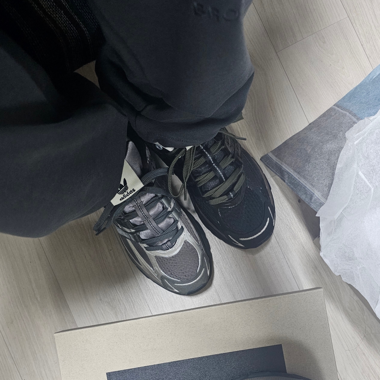 Adidas x Song for the Mute Adistar Cushion Core Black Dark Brown, Adidas x Song for the Mute Adistar Cushion Taupe Metallic Granite 착용 스타일 - 2