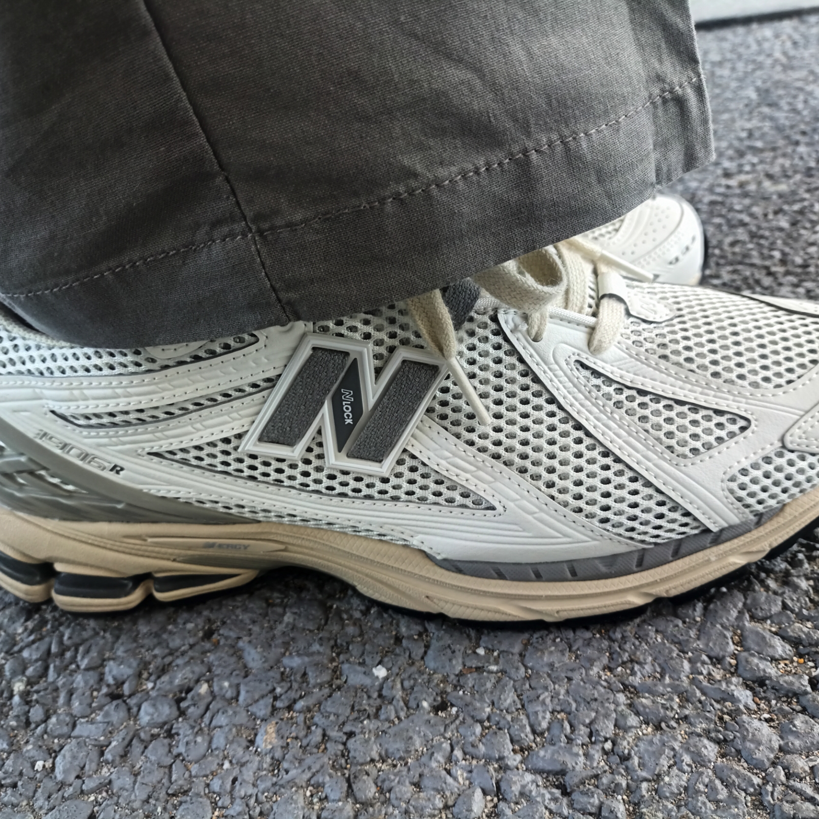 New Balance 1906R White Gray 착용 스타일 - 2