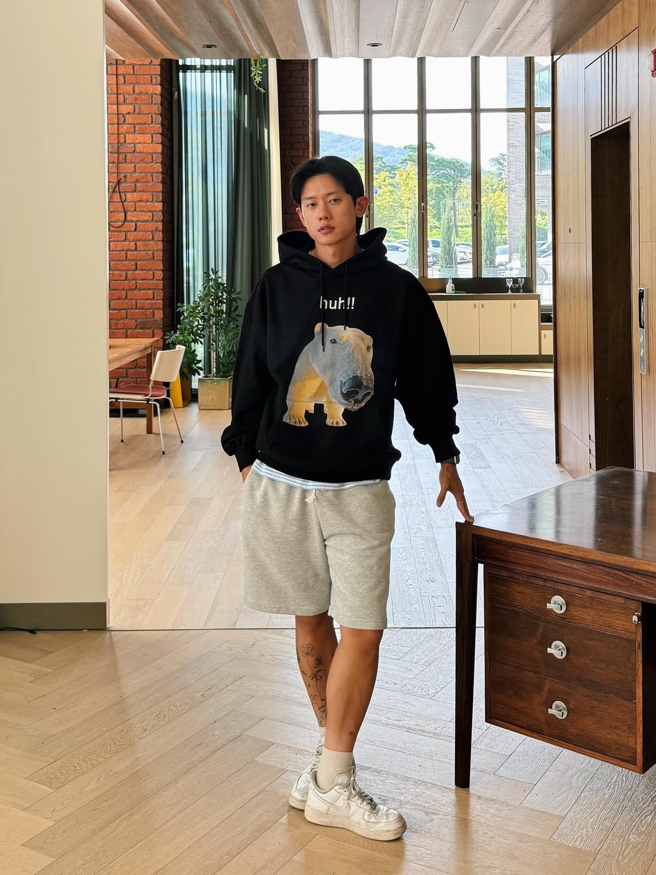 [KREAM 단독] Suade Huh Hoodie Pigment Black, Suade Huh Hoodie Melange Gray 착용 스타일