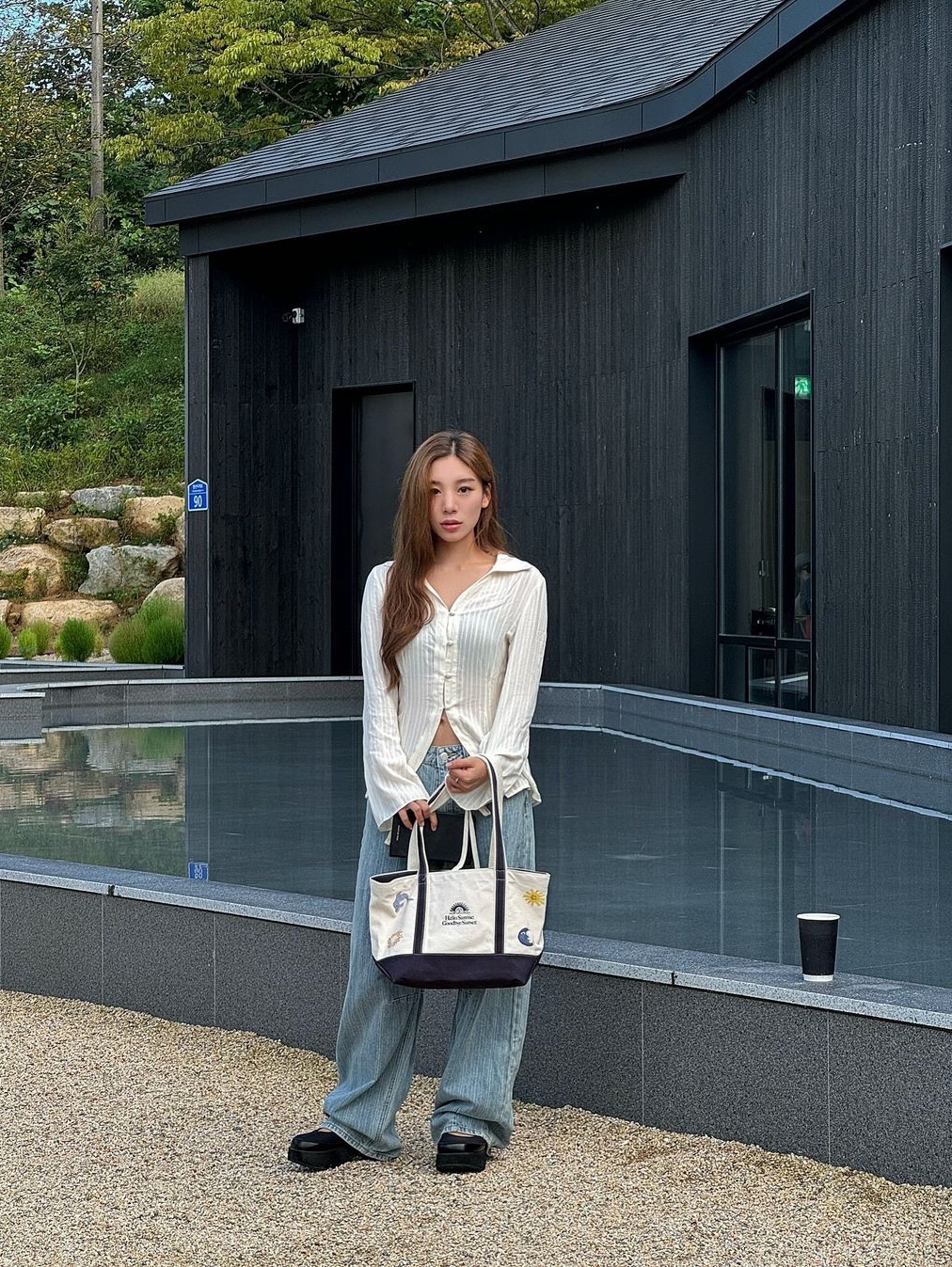 HS x Hank Canvas Tote Bag Navy 착용 스타일 - 2