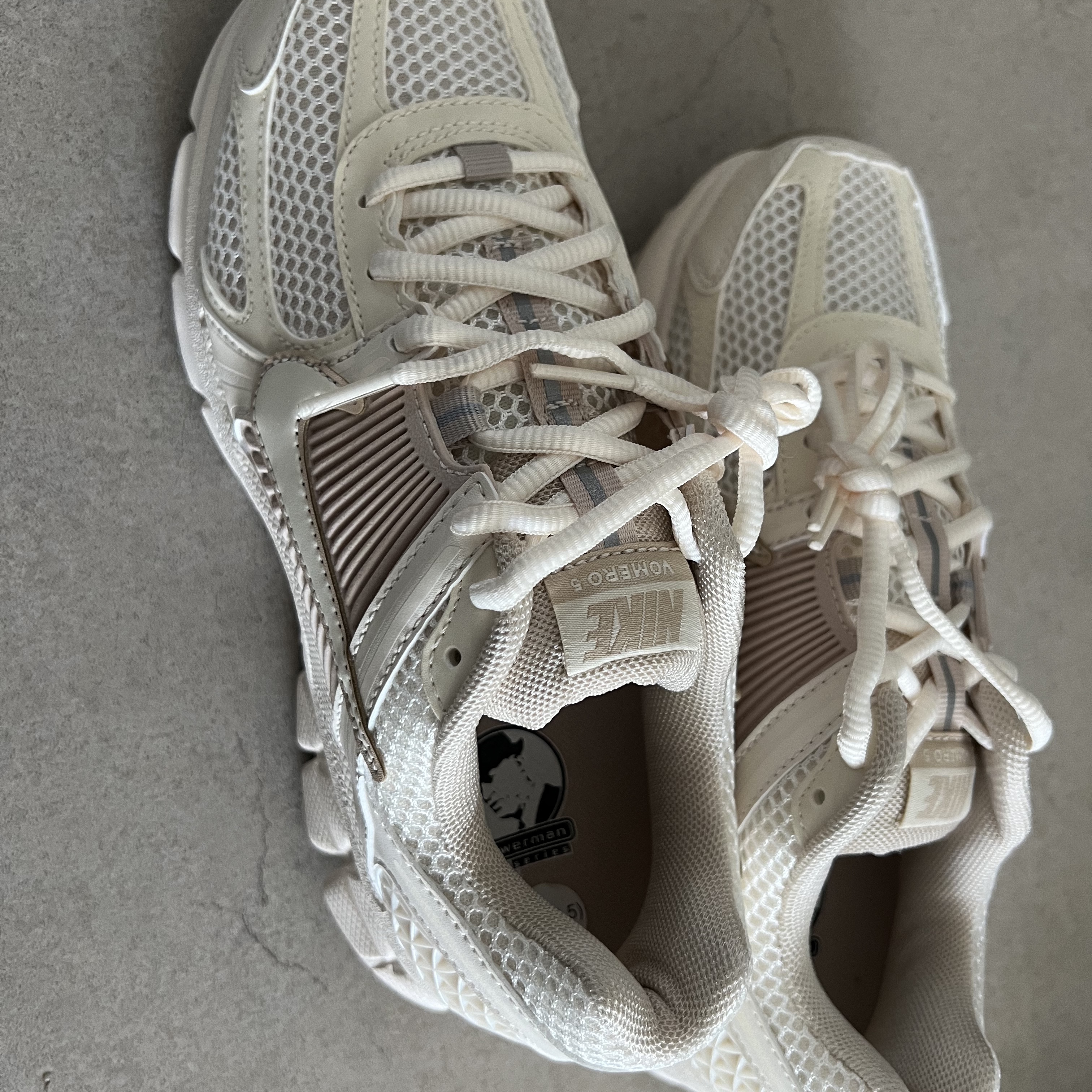 (W) Nike Zoom Vomero 5 Pale Ivory Sanddrift 착용 스타일 - 2
