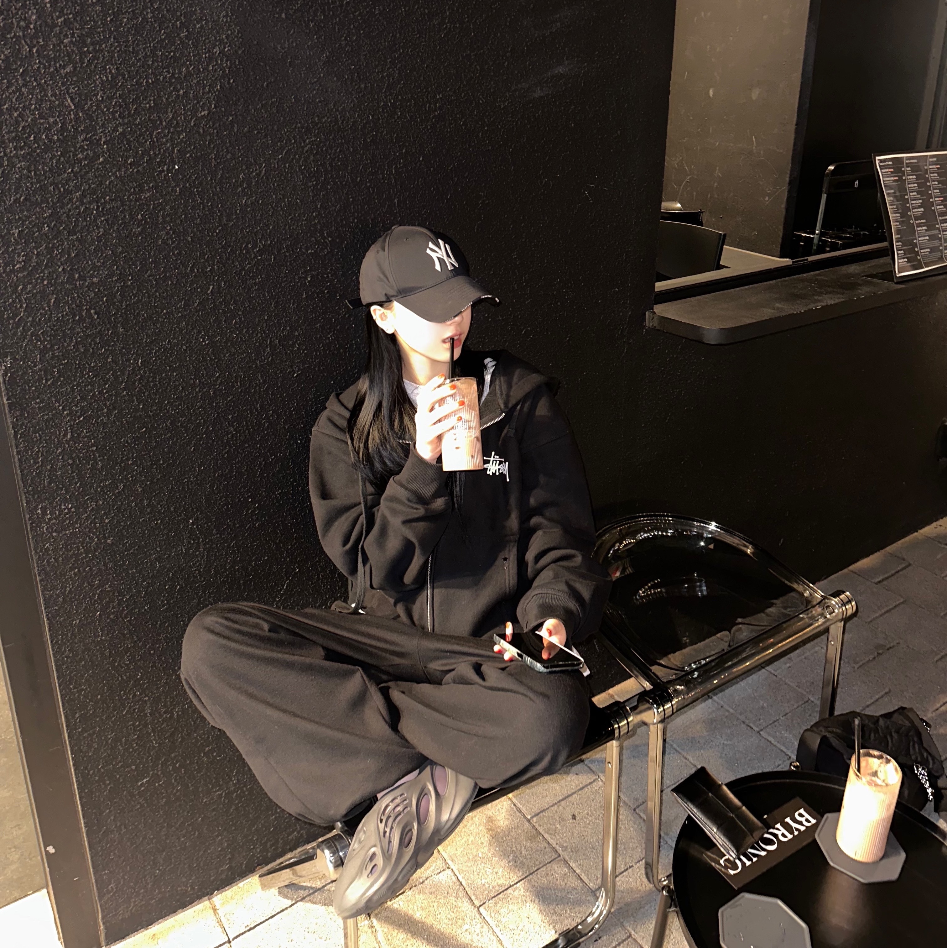 Adidas Yeezy Foam RNNR Onyx, Stussy Basic Stussy Zip Hoodie Black 2023 착용 스타일