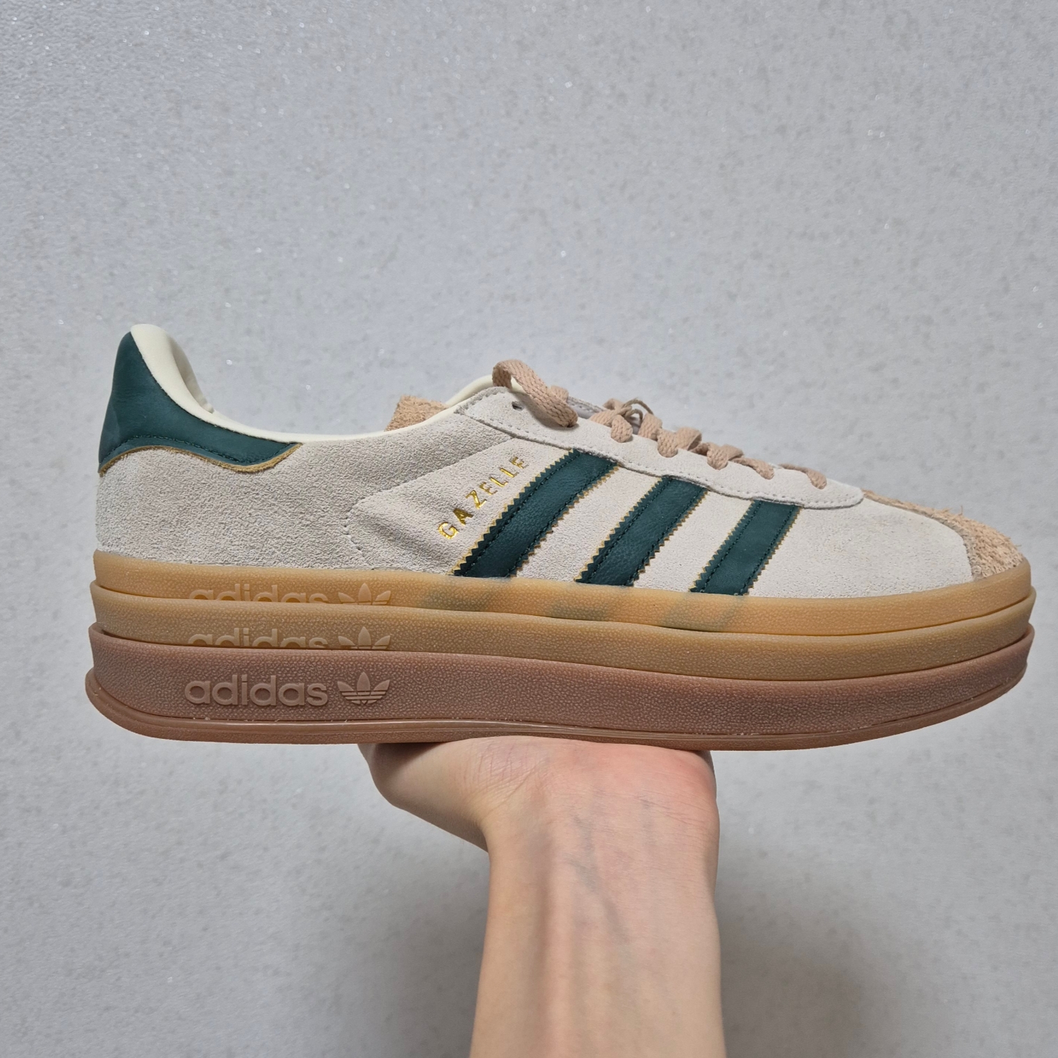 (W) Adidas Gazelle Bold Cream White Collegiate Green 착용 스타일 - 1