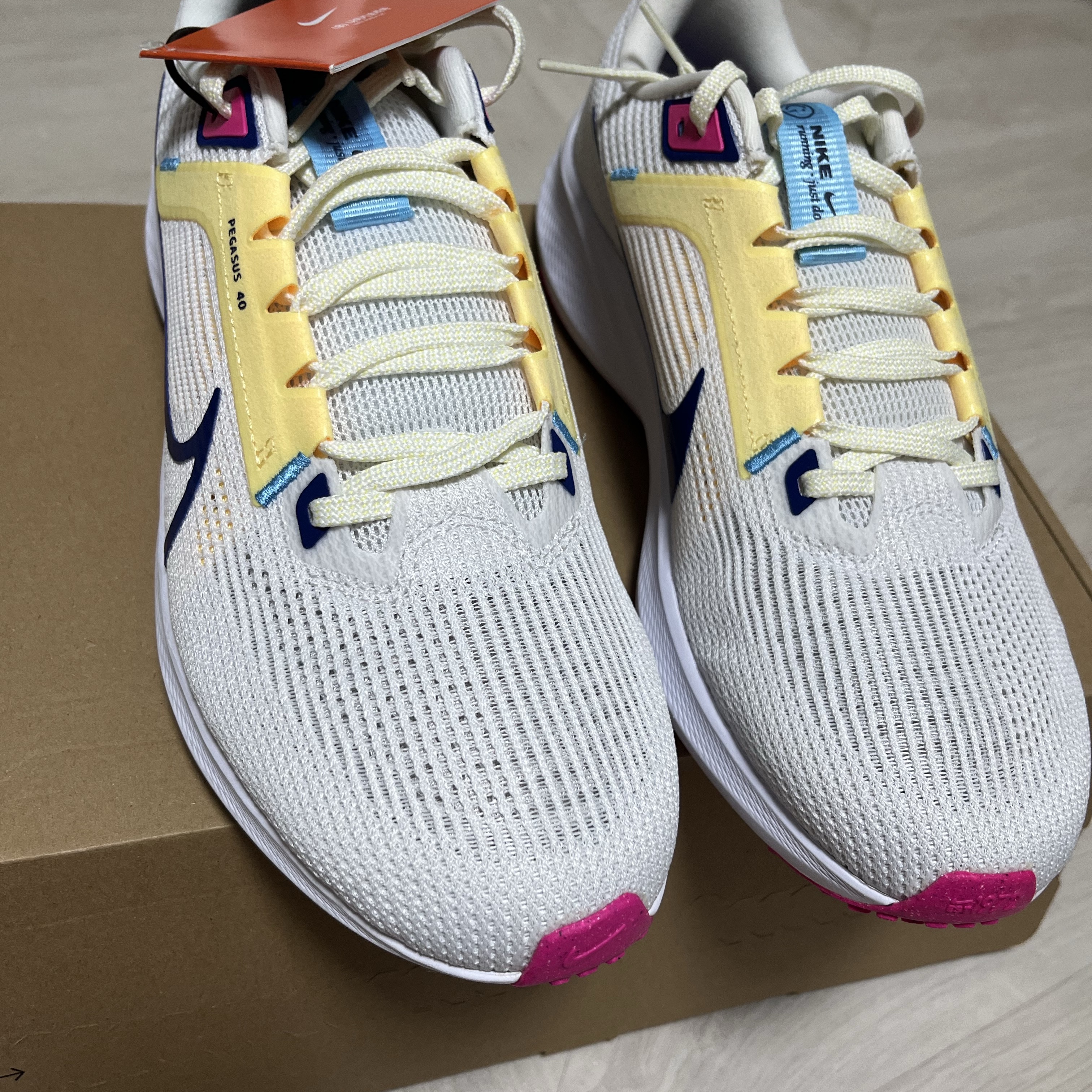 Nike Air Zoom Pegasus 40 White Deep Loyal Blue 착용 스타일 - 2