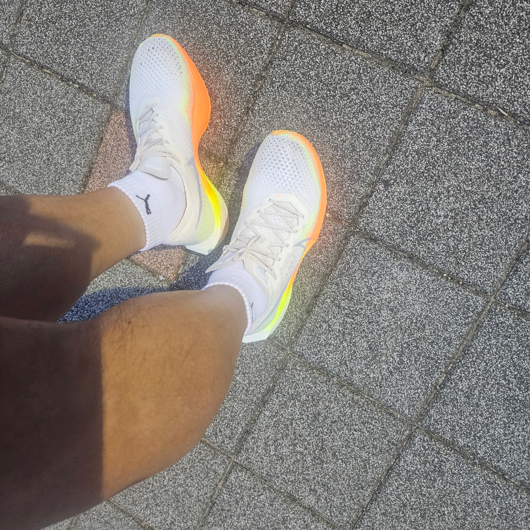 Nike ZoomX Vaporfly Next% 3 Sail Cobalt Bliss Total Orange 착용 스타일 - 2
