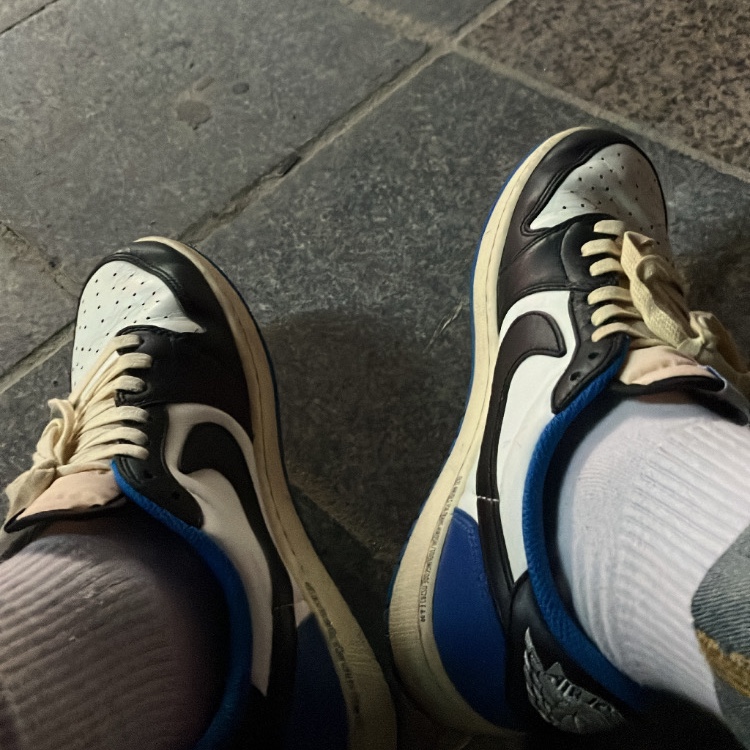 Jordan 1 x Travis Scott x Fragment Retro Low OG SP Military Blue, Nike x Ambush Dunk High Deep Royal Blue 착용 스타일 - 1