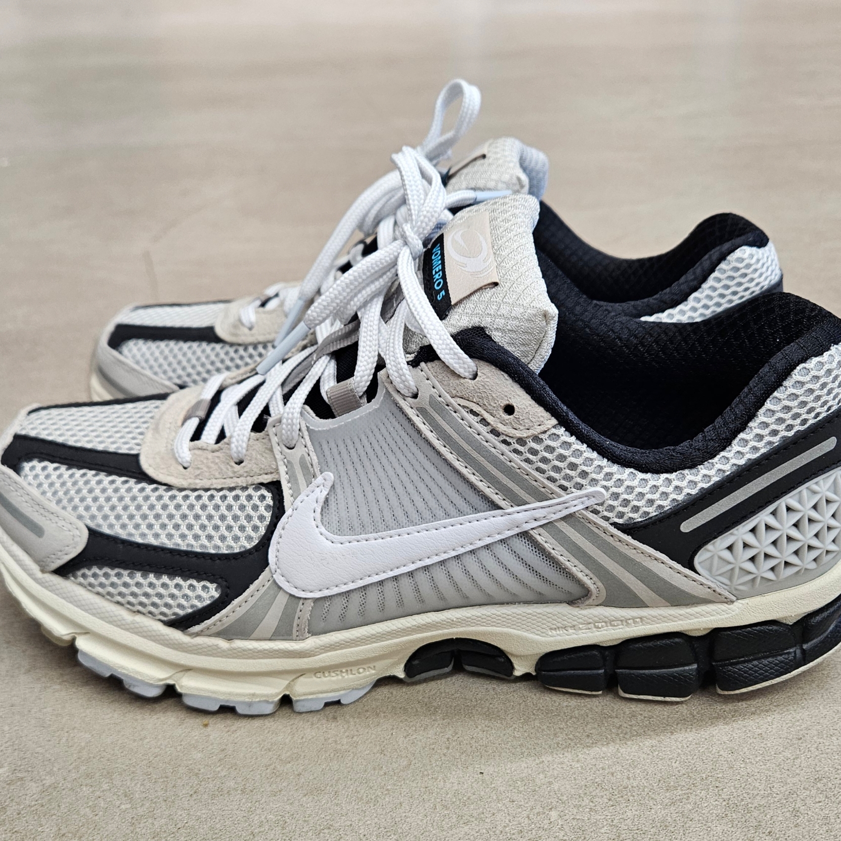 Nike Zoom Vomero 5 Light Bone and Black 착용 스타일