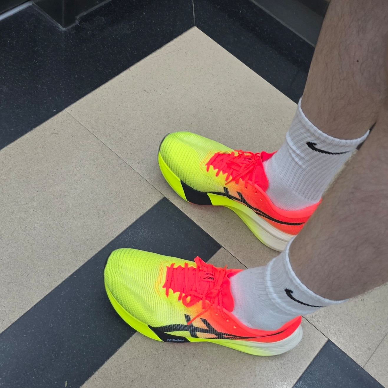 Asics Metaspeed Edge Paris Safety Yellow Black 착용 스타일