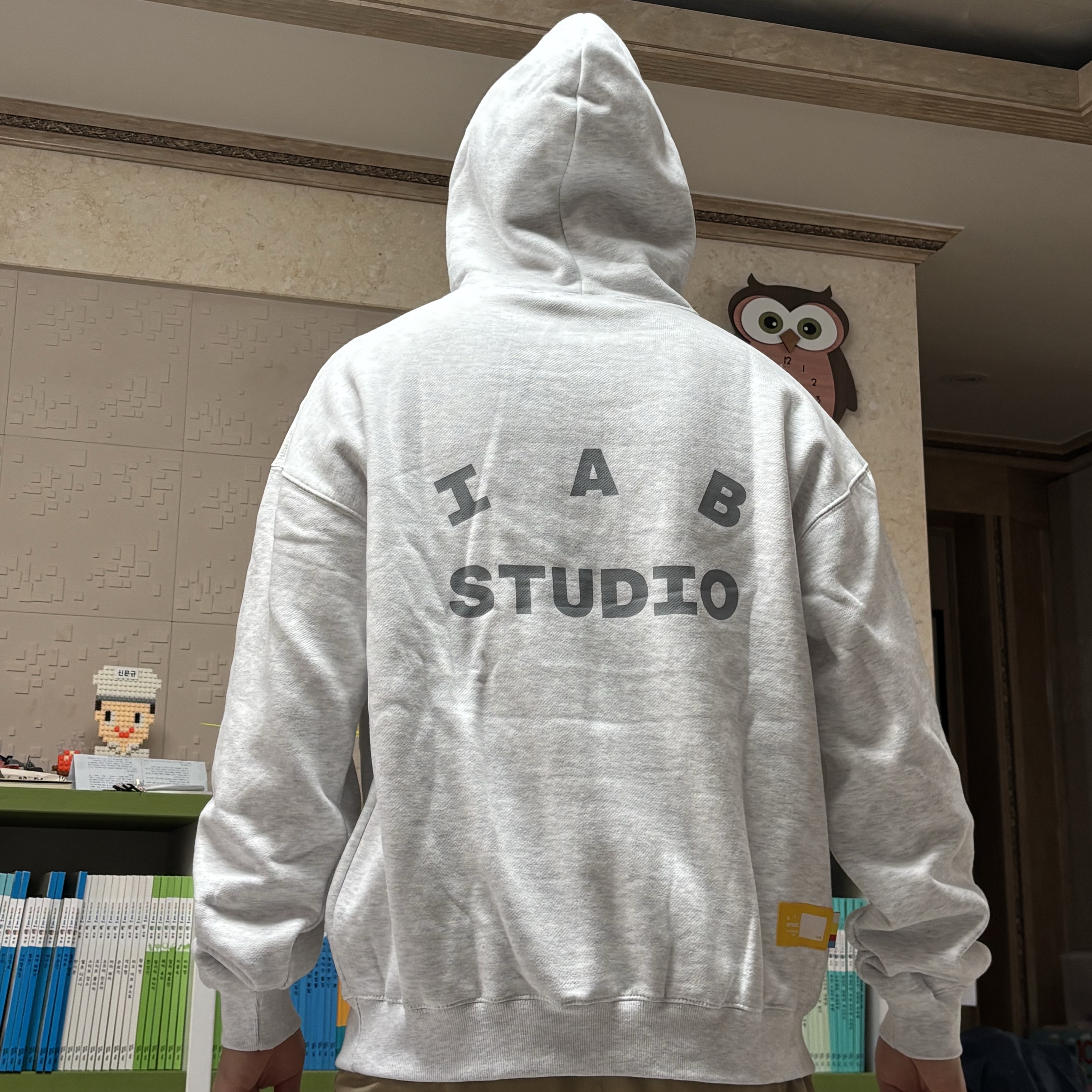 IAB Studio Hoodie Light Gray 착용 스타일 - 2