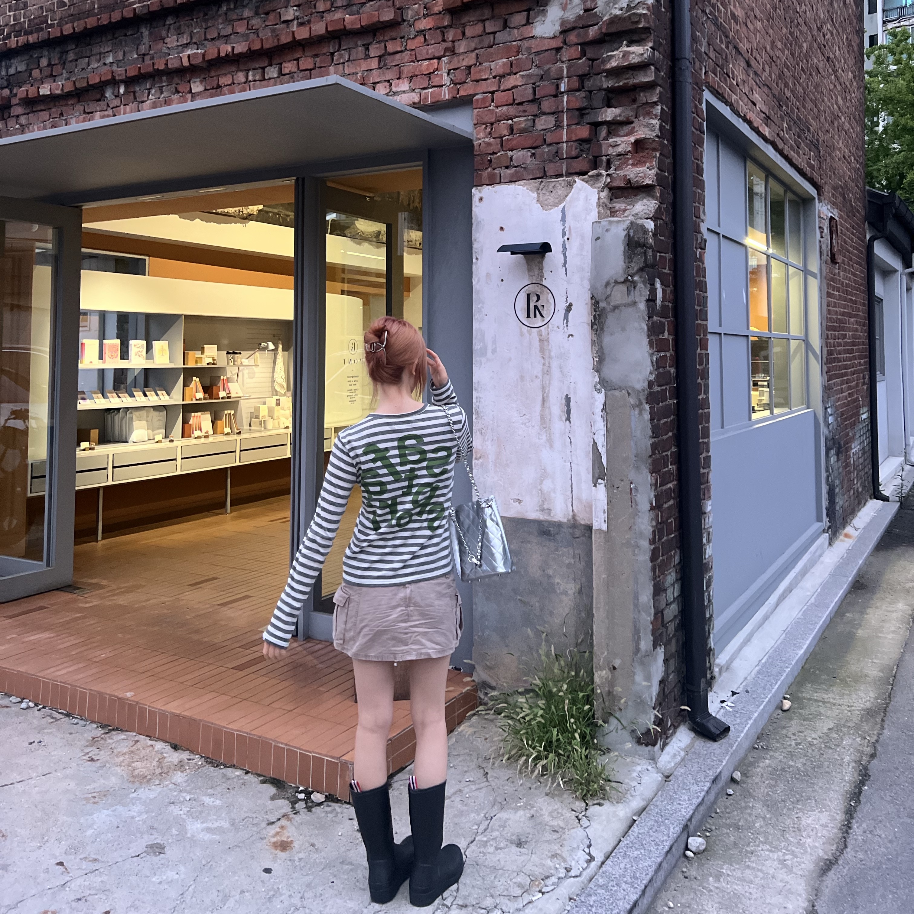 [KREAM 단독] Safarispot Women 1/2 Ticketing Stripe Border Tee Gray, (W) Hunter Play Tall Wellington Rain Boots Black 착용 스타일 - 2