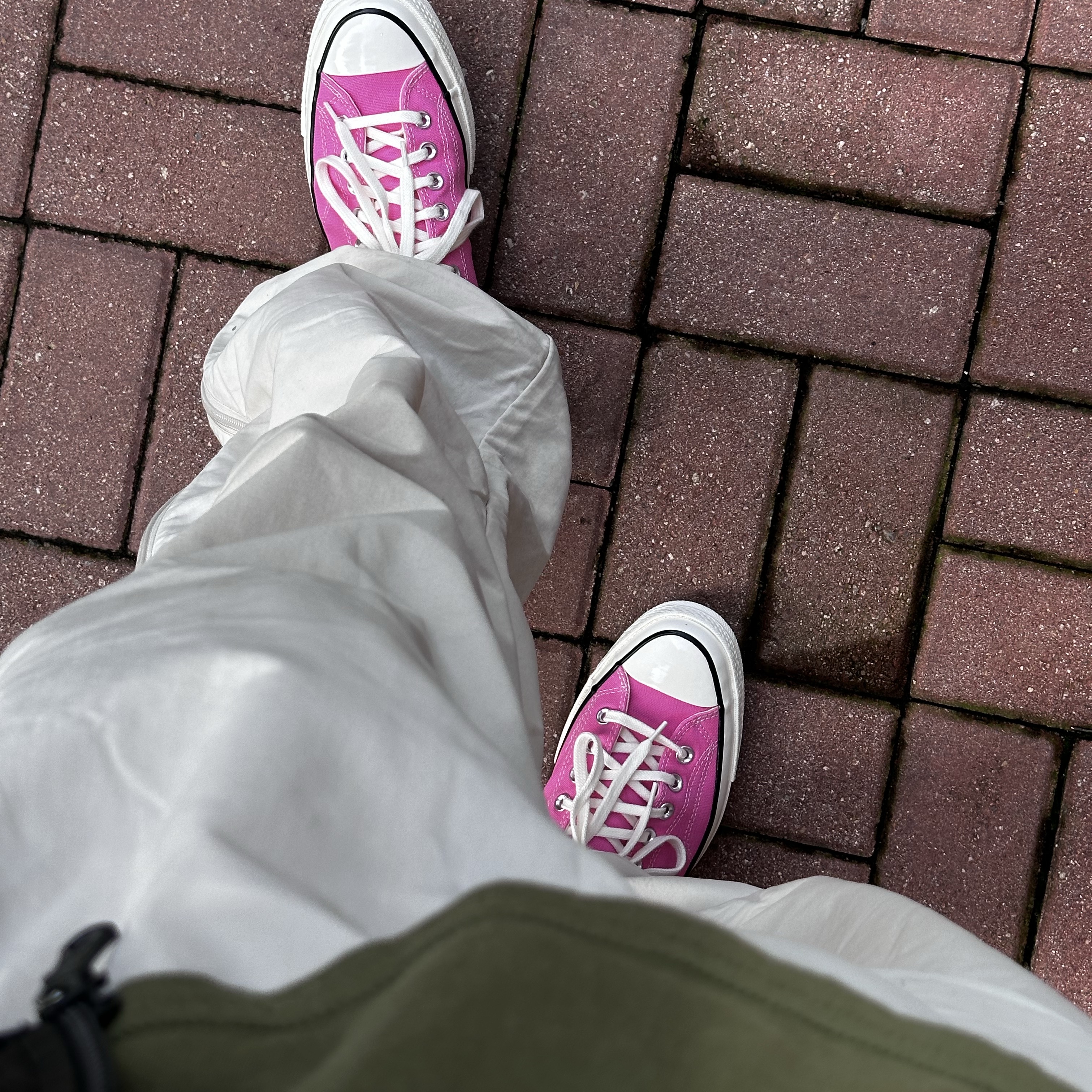 Supreme Small Box T-Shirt Dusty Olive - 24SS, Converse Chuck 70 Ox Seasonal Color Pink 착용 스타일