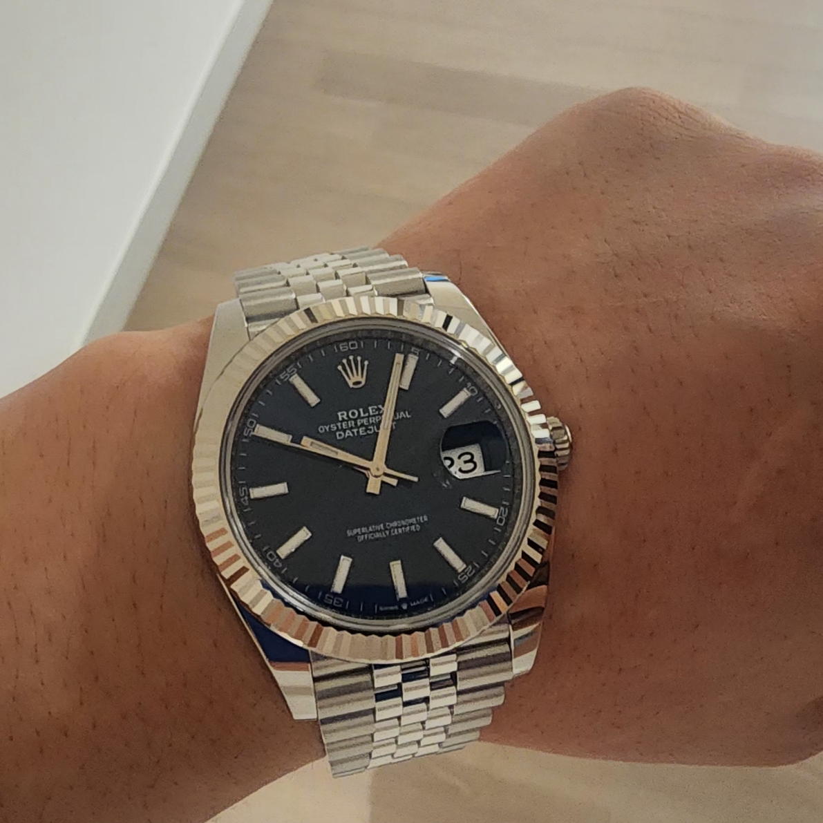 Rolex Datejust 41mm 126334 Bright Blue Jubilee 착용 스타일