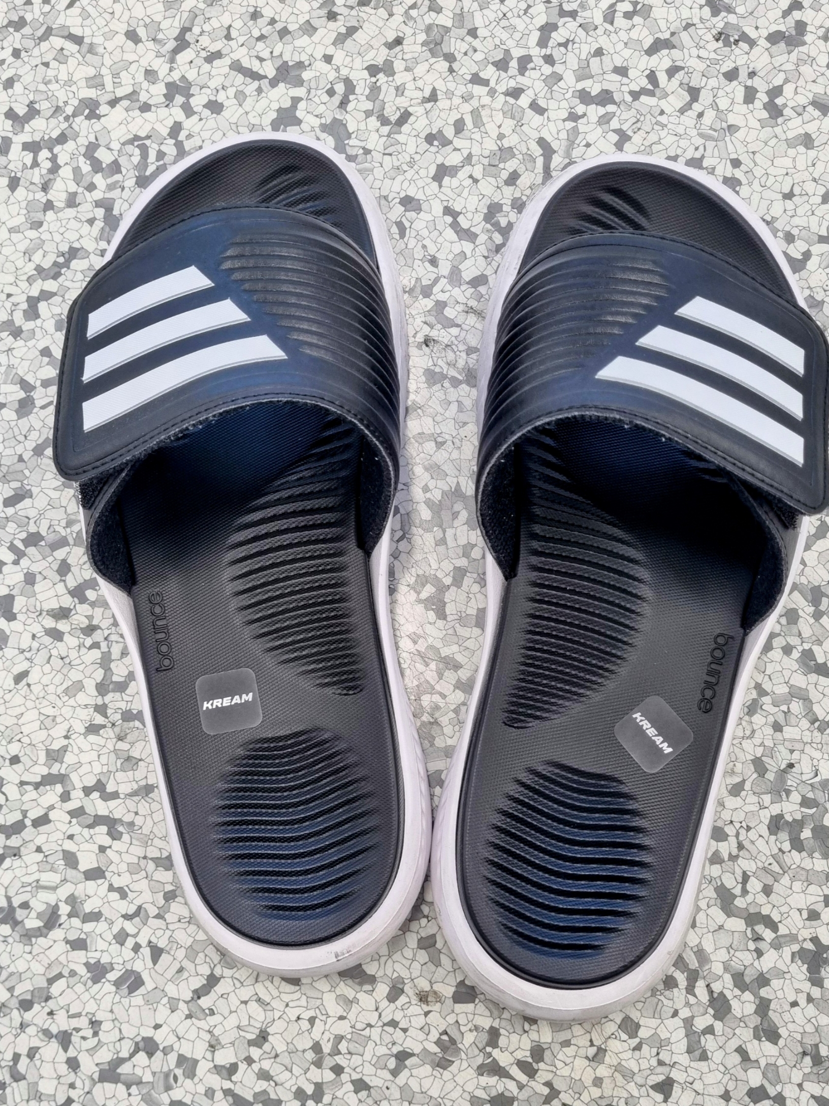 Adidas Alphabounce Slide Core Black Cloud White 착용 스타일