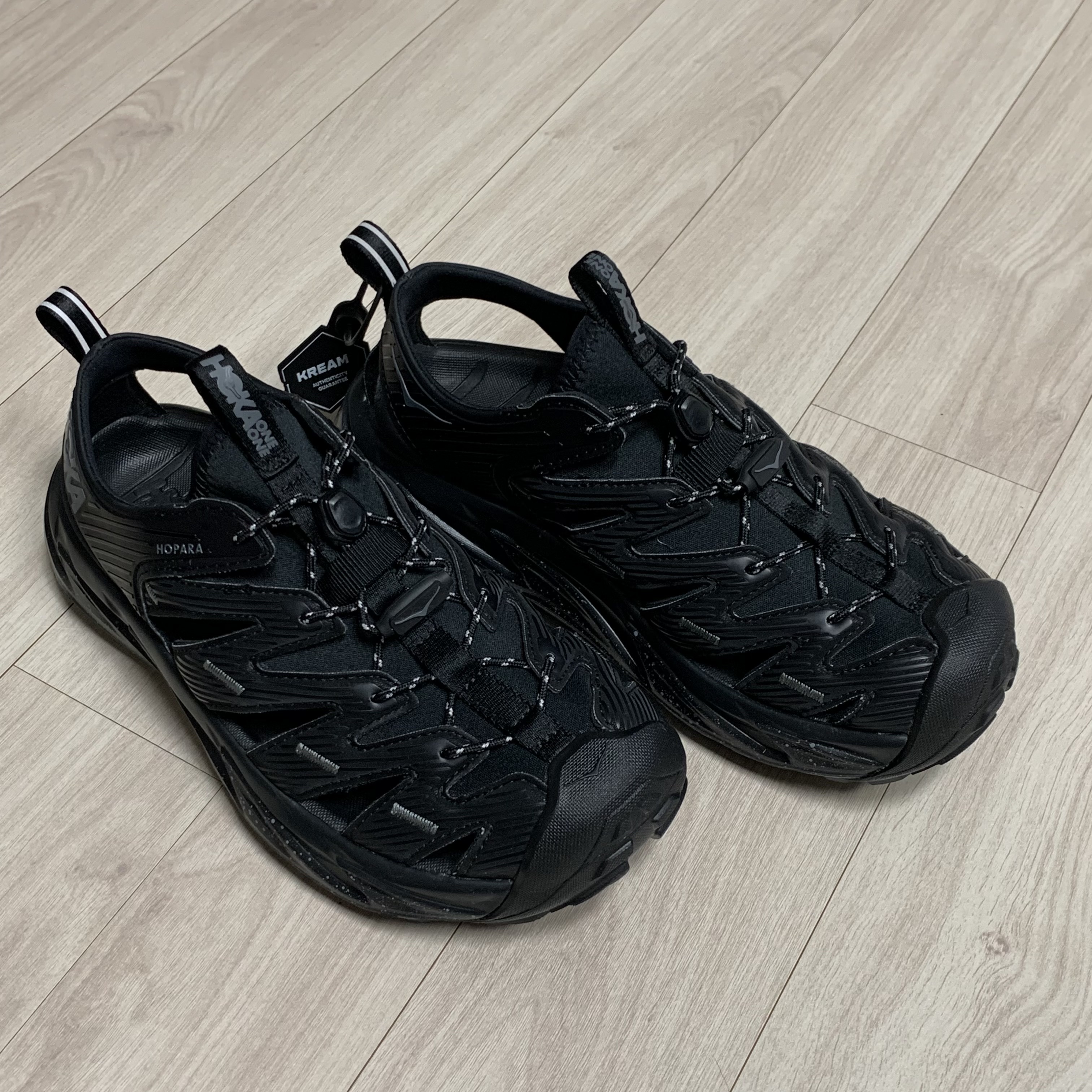 Hoka Hopara Black Castle Rock 착용 스타일 - 1