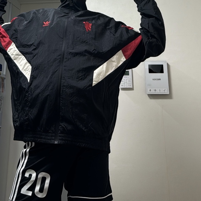 Adidas Manchester United Originals Track Top Black Red - KR Sizing 착용 스타일