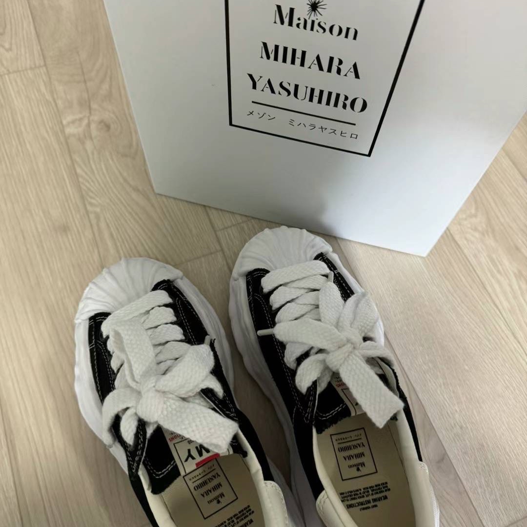 Maison Mihara Yasuhiro Blakey OG Sole Canvas Low-top Sneakers Black White 착용 스타일 - 2