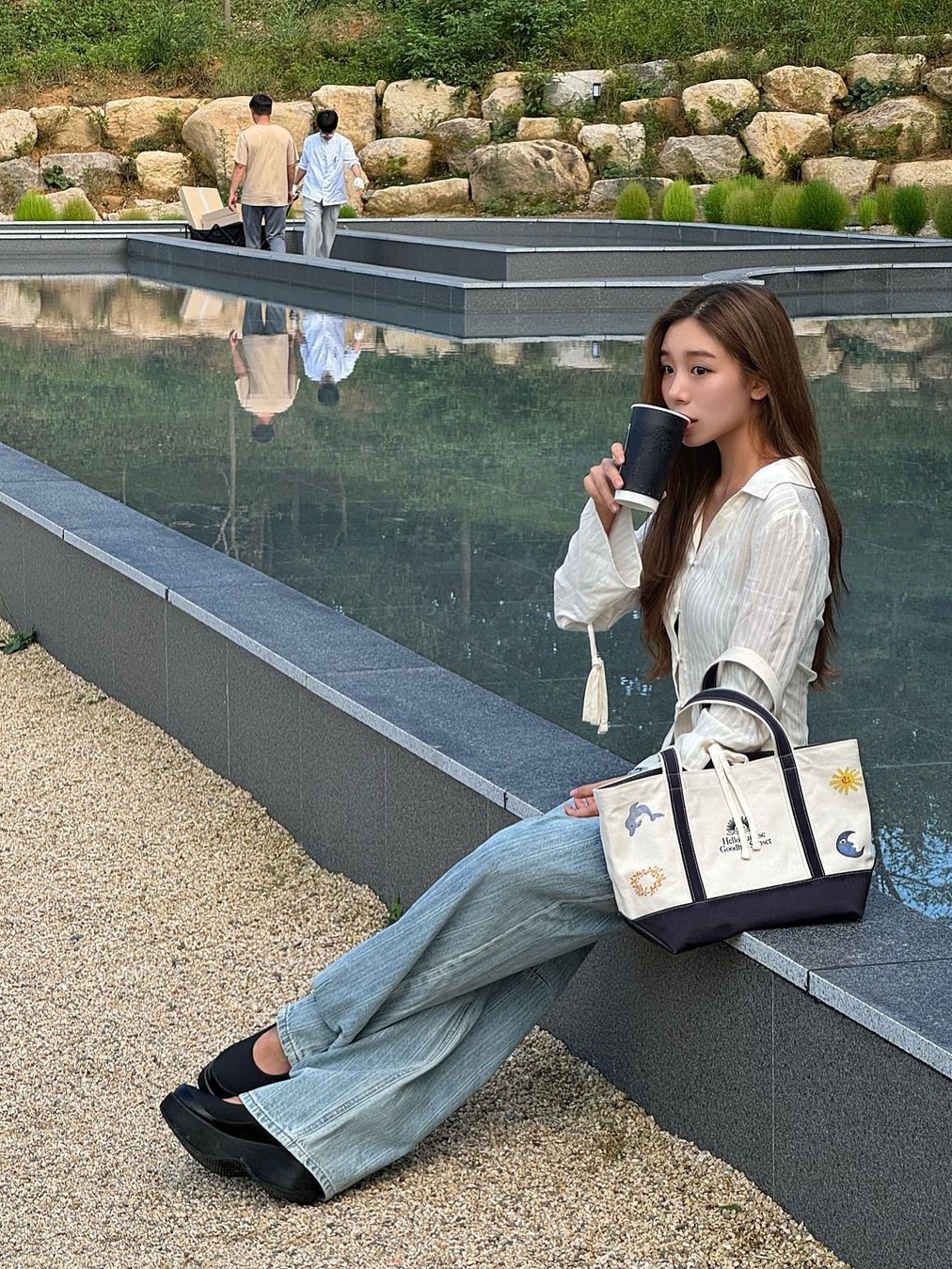 HS x Hank Canvas Tote Bag Navy 착용 스타일 - 1