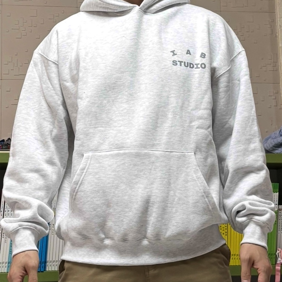 IAB Studio Hoodie Light Gray 착용 스타일 - 1