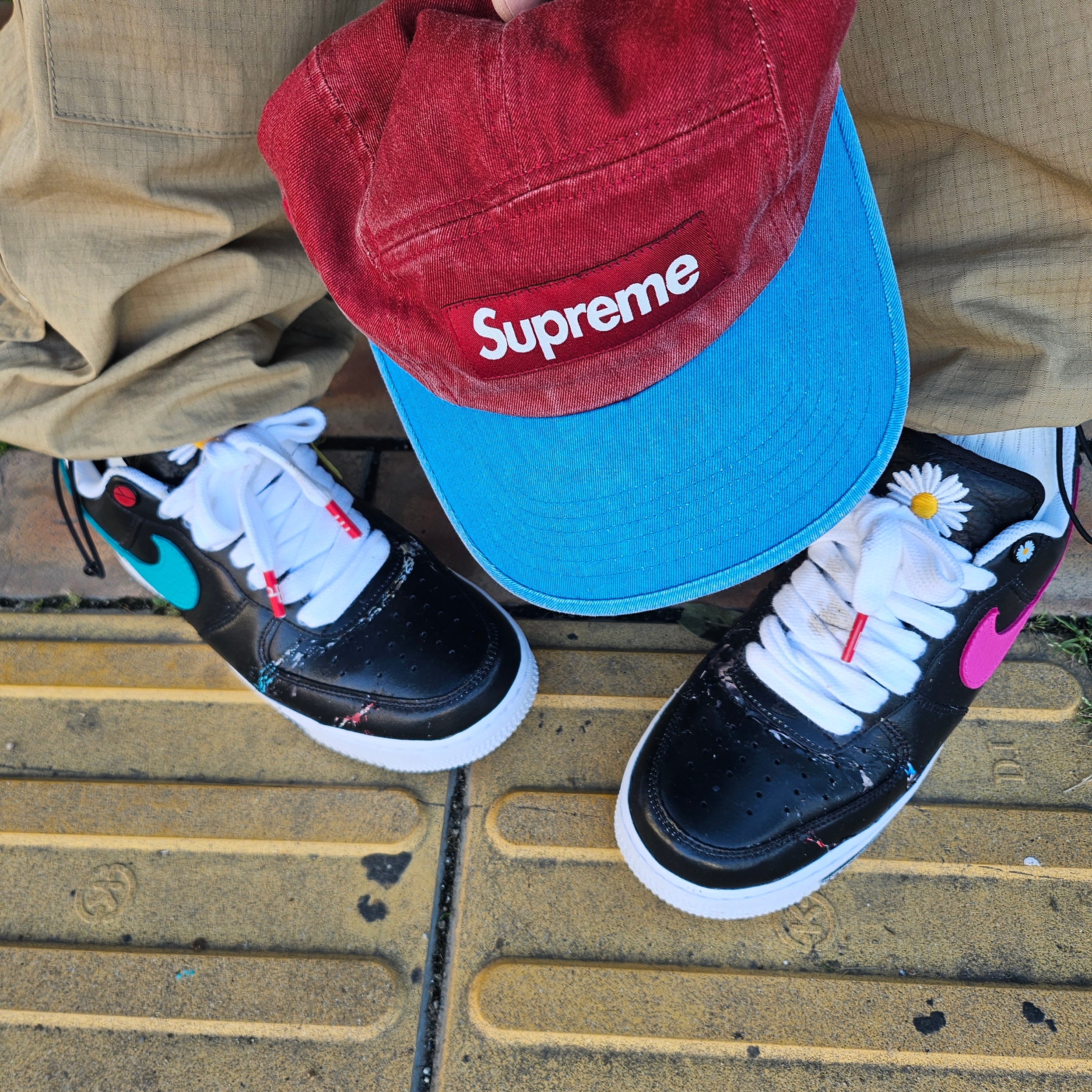 Nike x Peaceminusone Air Force 1 Low Para-Noise 3.0 Black and Multicolor, Supreme Pigment 2-Tone Camp Cap Red - 24SS 착용 스타일