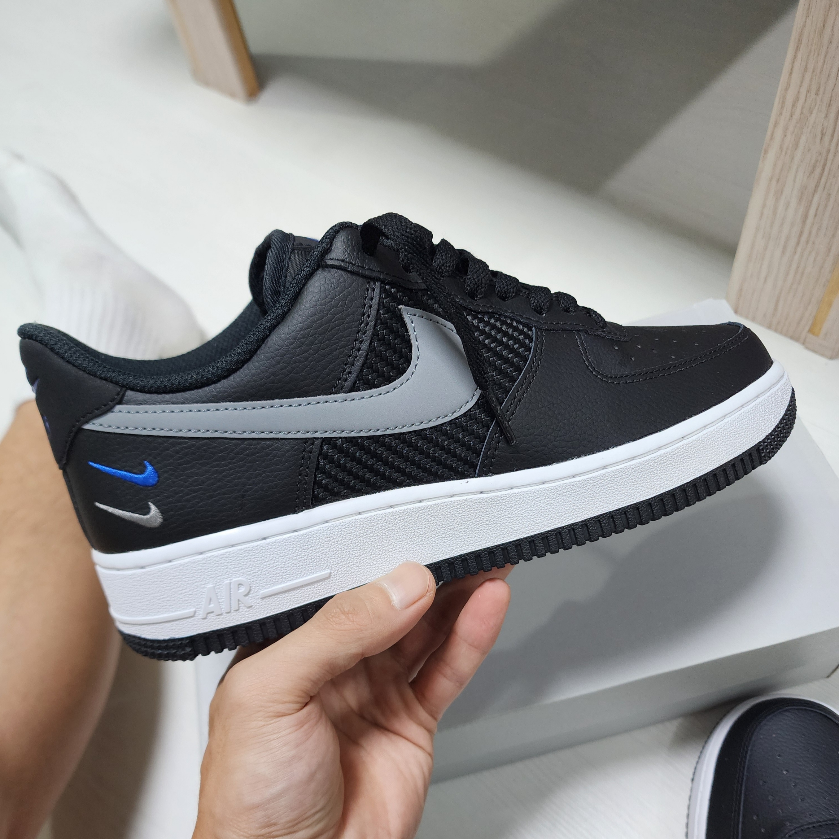 Nike Air Force 1 '07 Black Racer Blue 착용 스타일 - 1