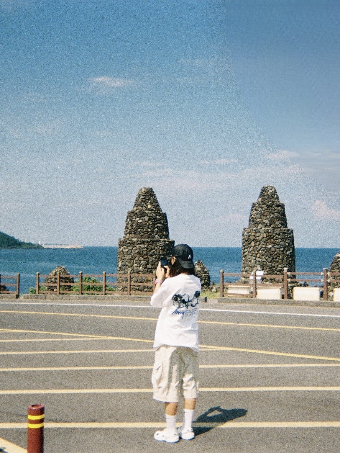 Stussy Shells T-Shirt White, Nike ACG Trail Cap Black 착용 스타일 - 1