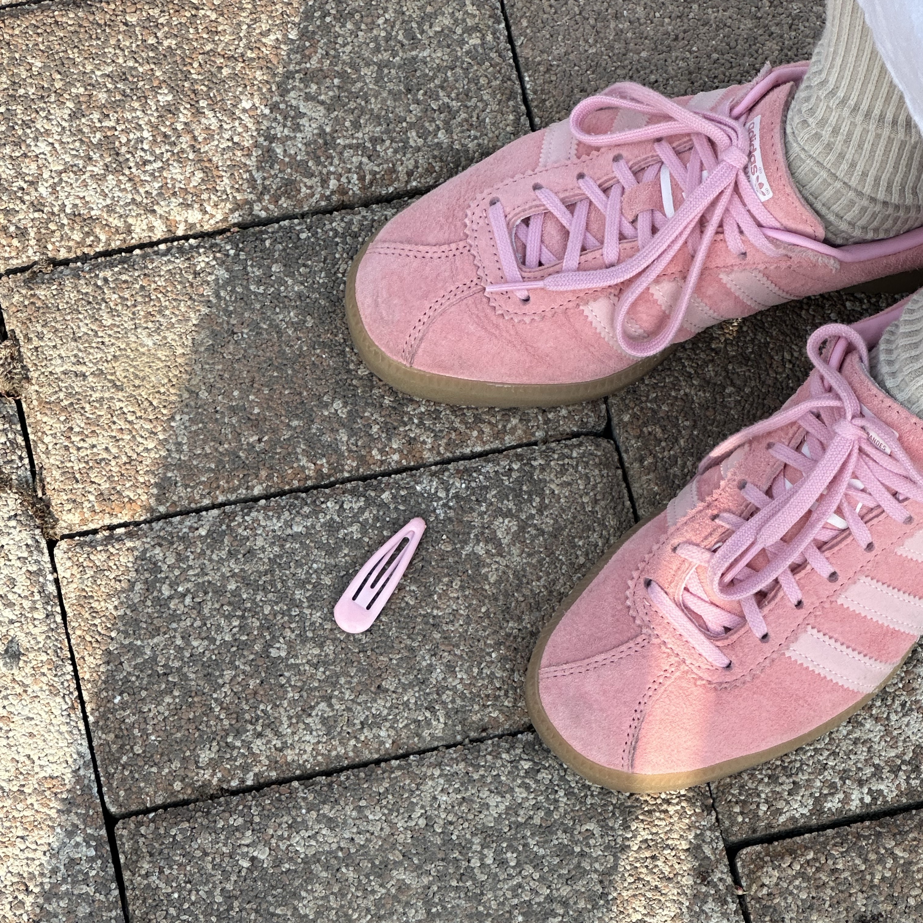 Adidas Bermuda Glow Pink 착용 스타일
