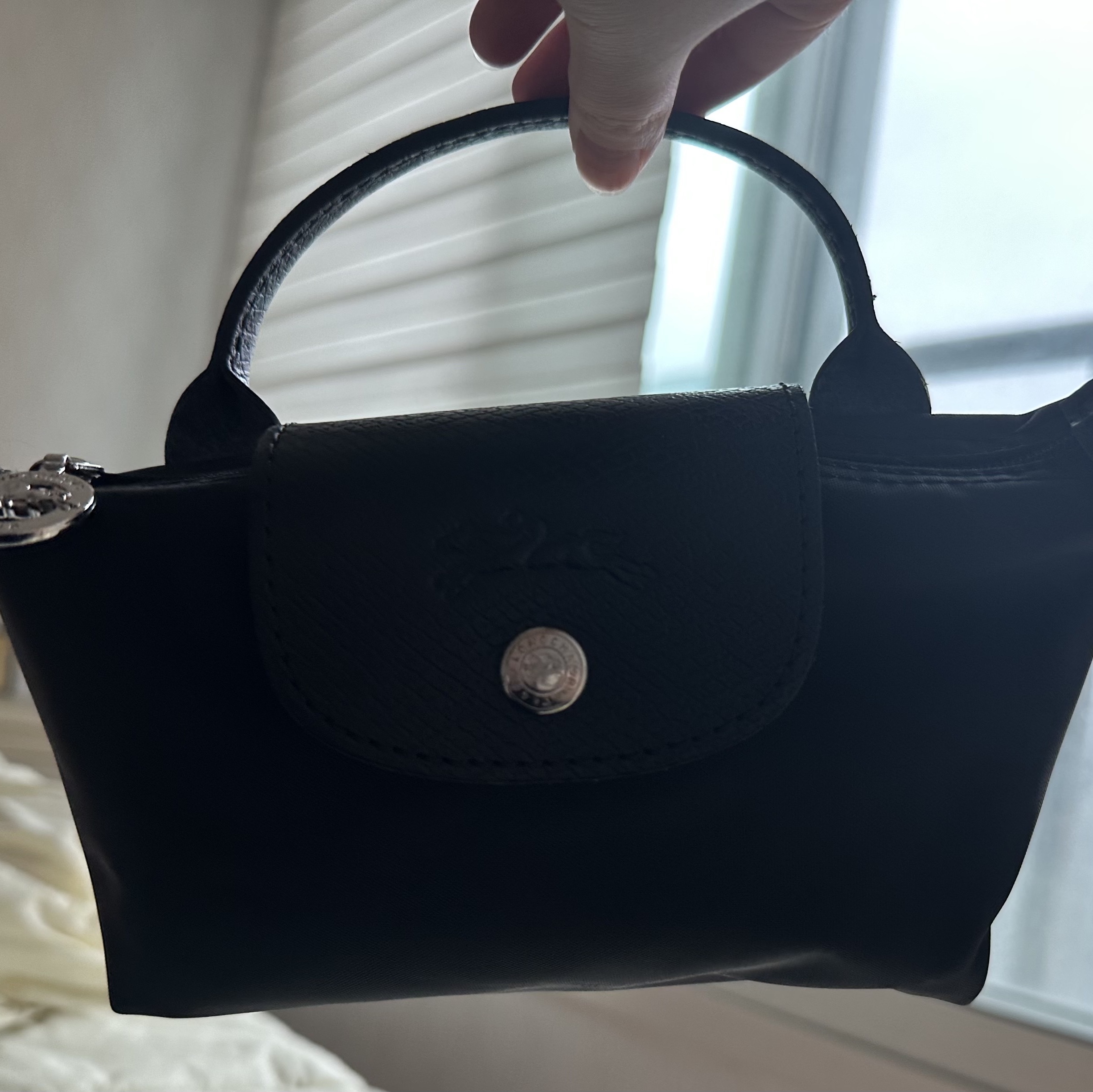 Longchamp Le Pliage Green Handle Pouch Black 착용 스타일