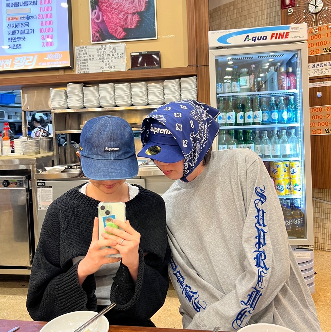 Supreme Old English L/S Top Heather Grey - 24FW, Supreme Hav-A-Hank Bandanas Multicolor (Set of 3) - 24SS 착용 스타일