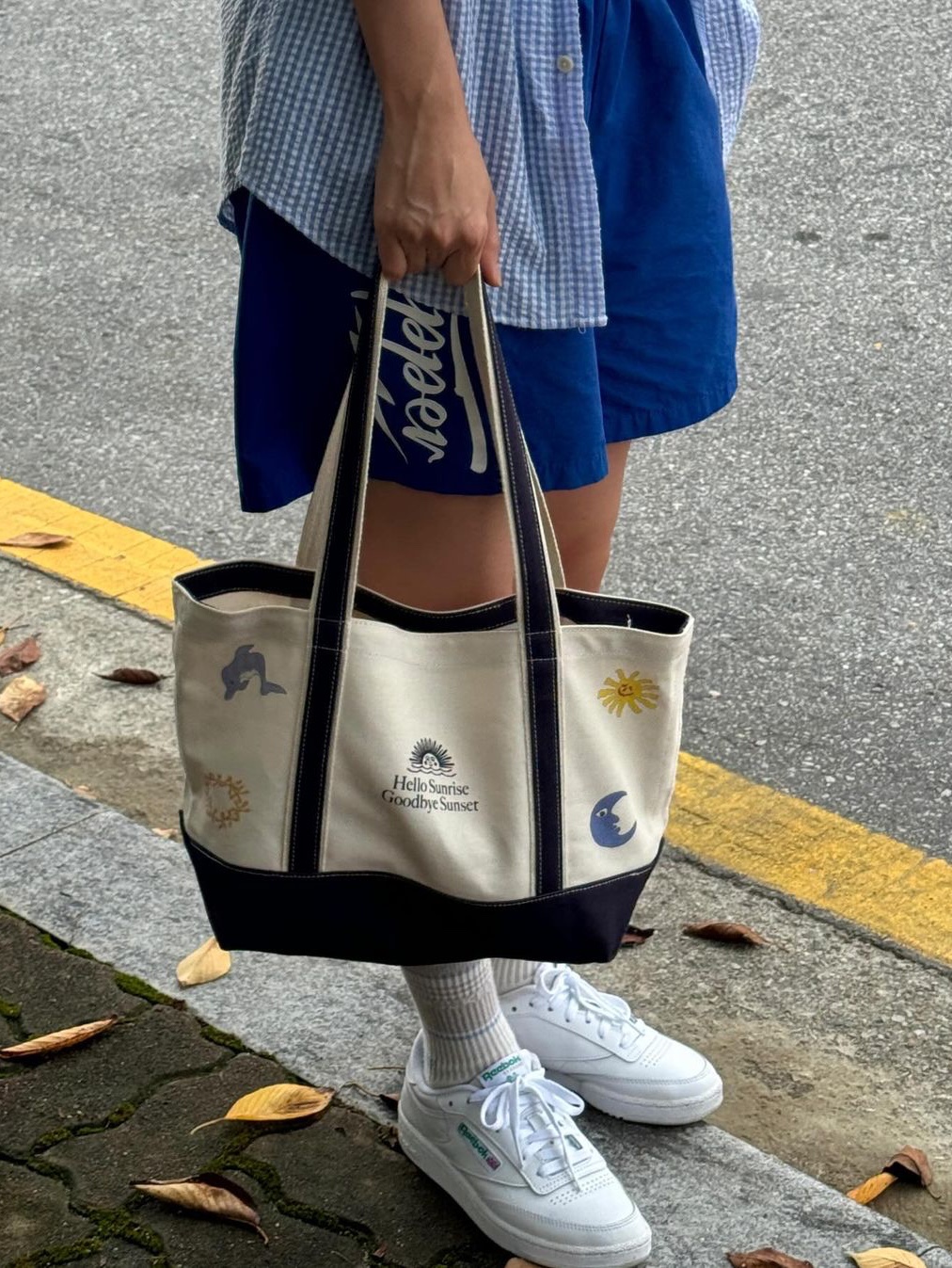 HS x Hank Canvas Tote Bag Navy 착용 스타일 - 1