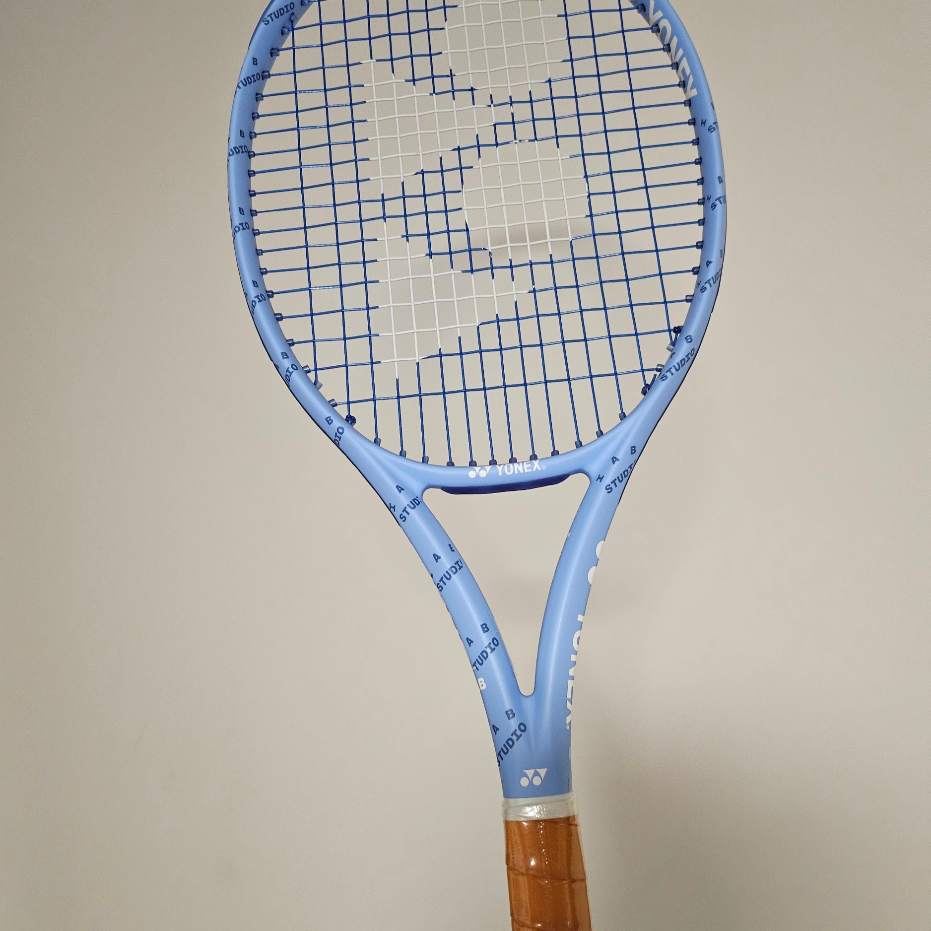 IAB Studio x Yonex Ezone Tennis Racket 착용 스타일 - 1