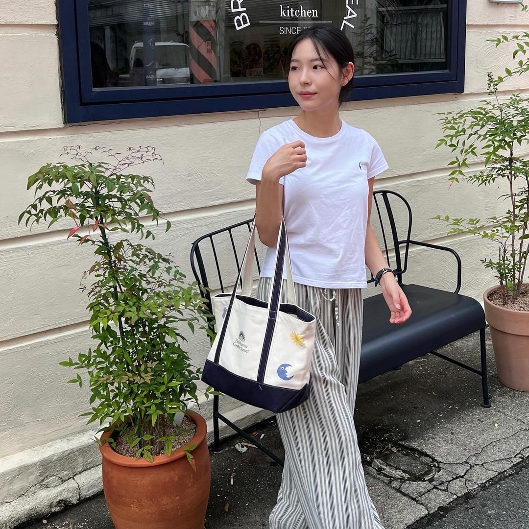 HS x Hank Canvas Tote Bag Navy 착용 스타일
