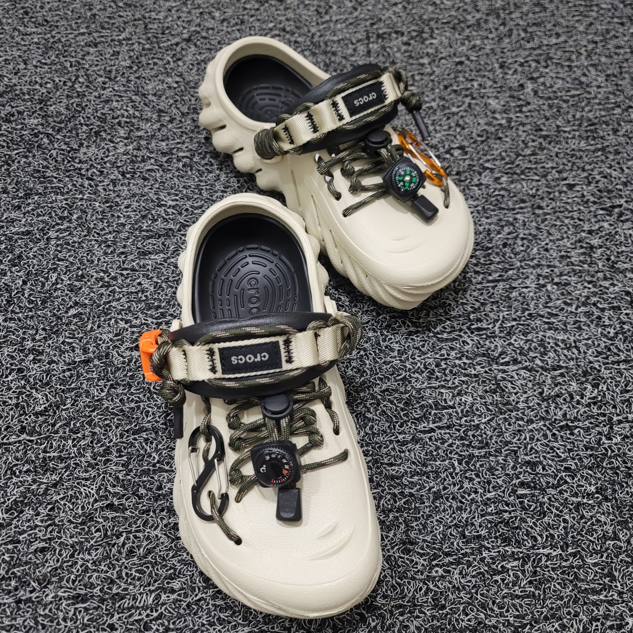 Crocs Echo Clog Bone Black 착용 스타일 - 1