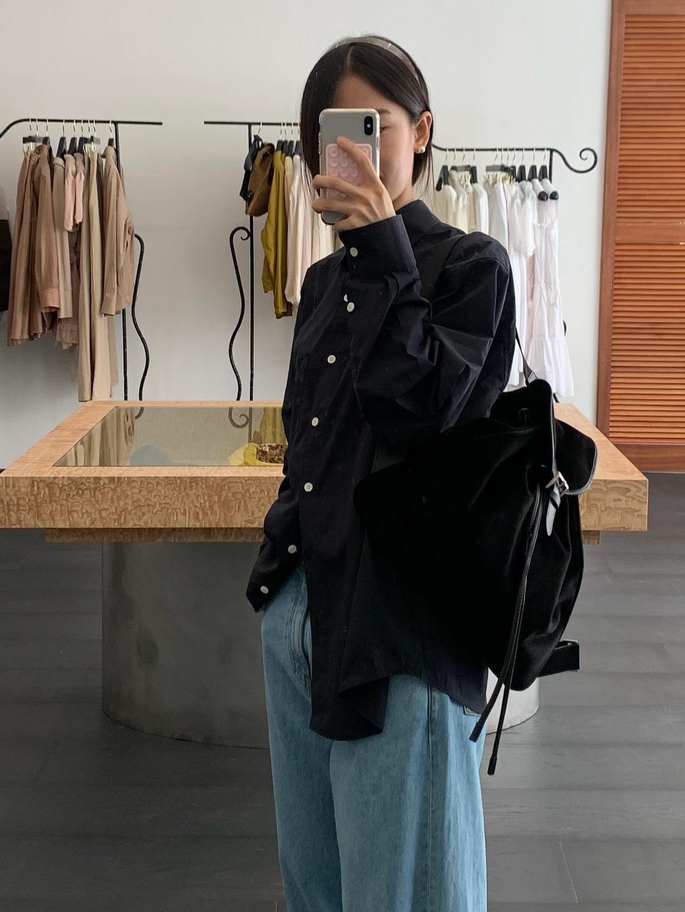 FARVEN Embroidered Logo Shirts Dark Navy, FARVEN Sophie Headband Mable Charcoal 착용 스타일 - 1