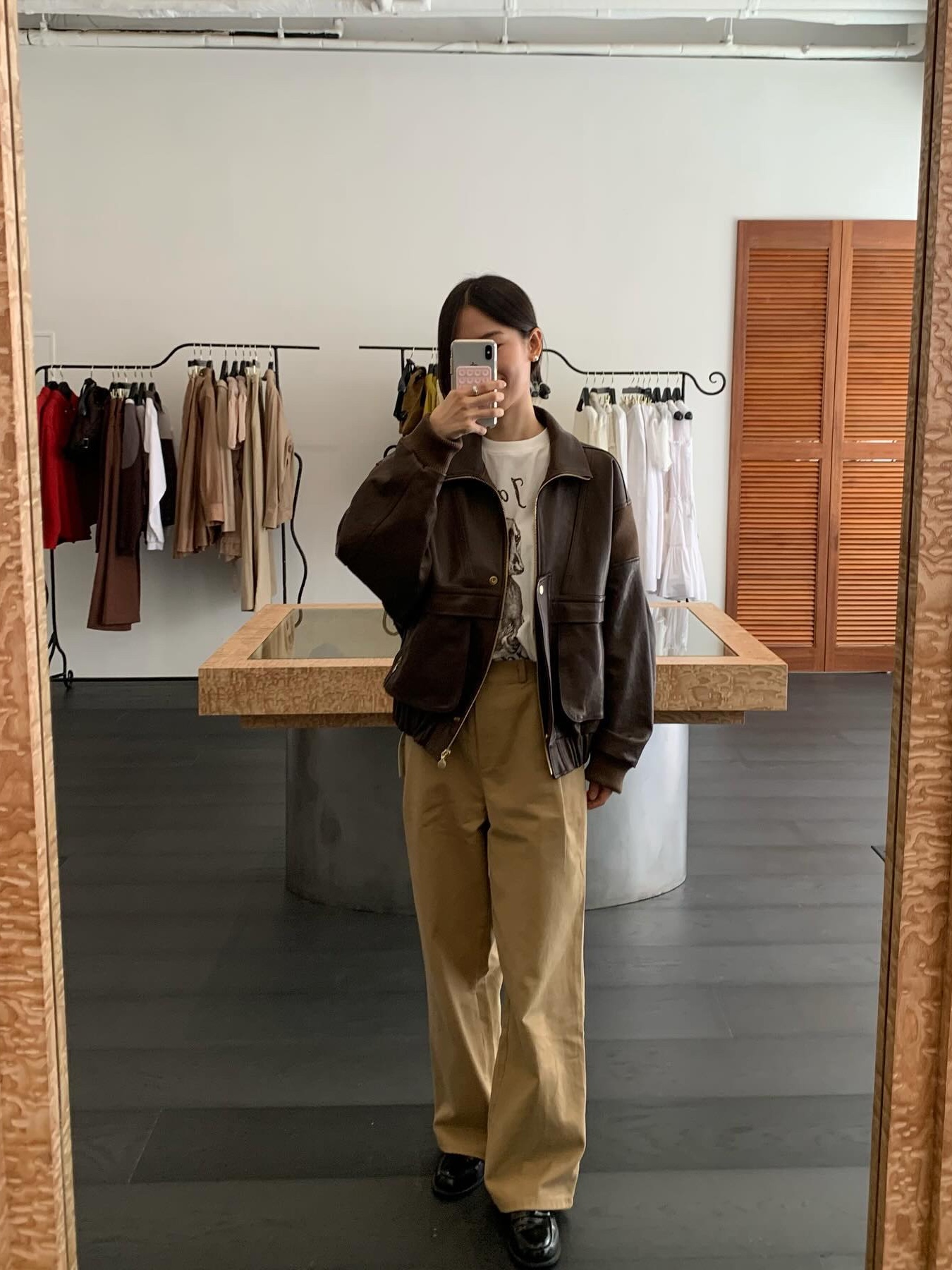 FARVEN Comte Rib Hem Leather Jumper Brown, FARVEN Iam Dachshund Tee Ivory 착용 스타일 - 2