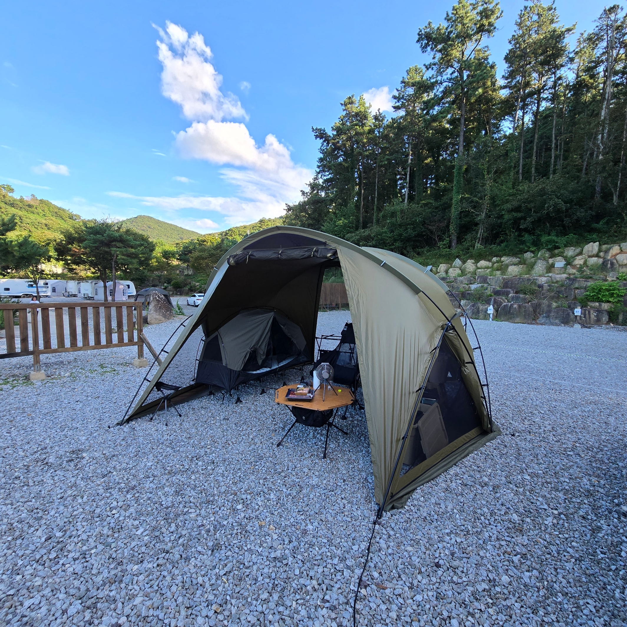 Helinox Tactical V-Tarp 4.0 R1 Coyote Tan, Helinox Savanna Chair All Black 착용 스타일 - 1