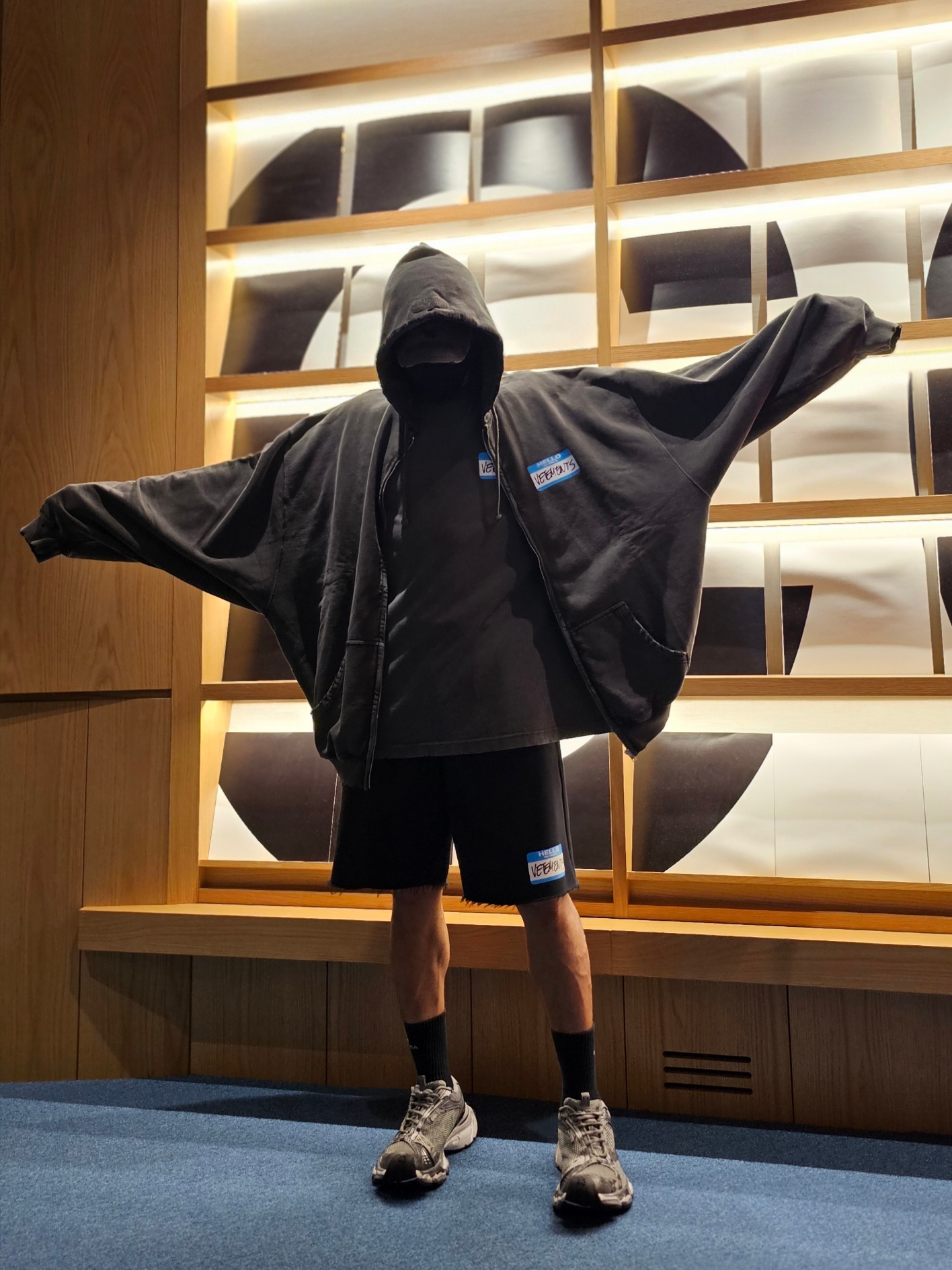 Vetements My Name Is Vetements Hoodie Black, Balenciaga Stapler Sneaker Beige Grey 착용 스타일 - 3