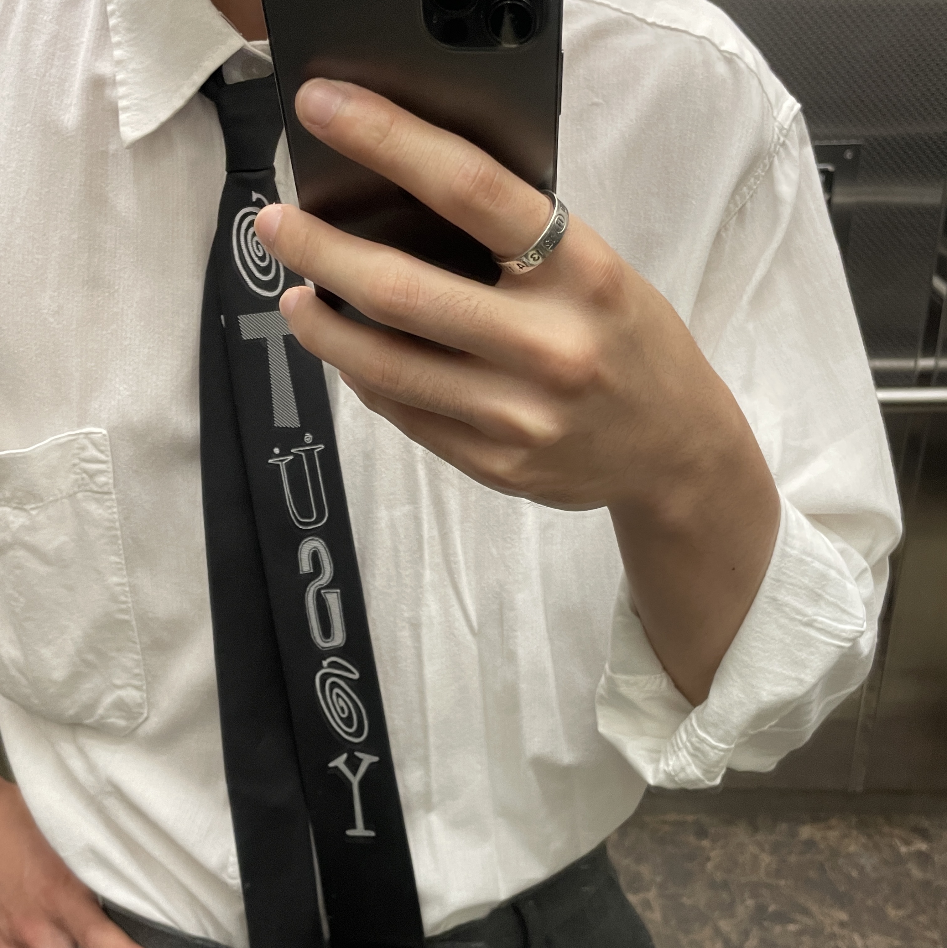 Stussy Ransom Jacquard Tie Black, Maison Margiela Numerical Band Silver Ring Silver 착용 스타일