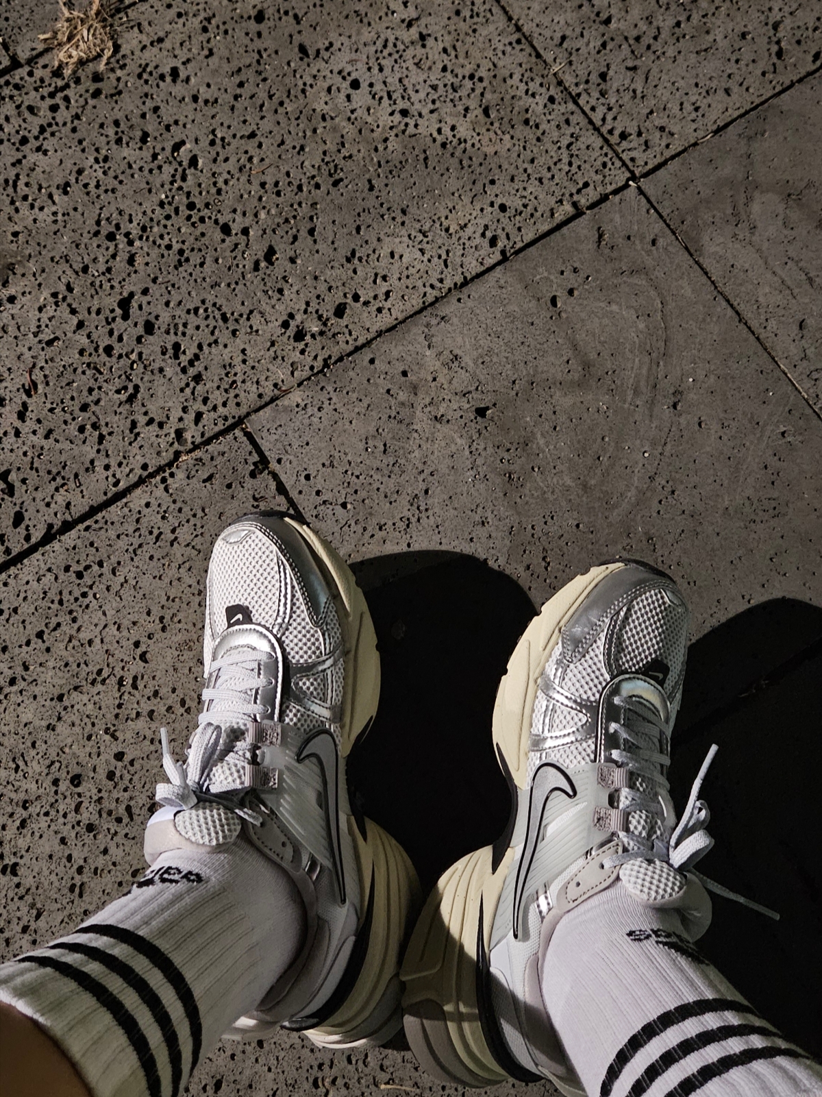Nike V2K Run Summit White Metallic Silver 착용 스타일