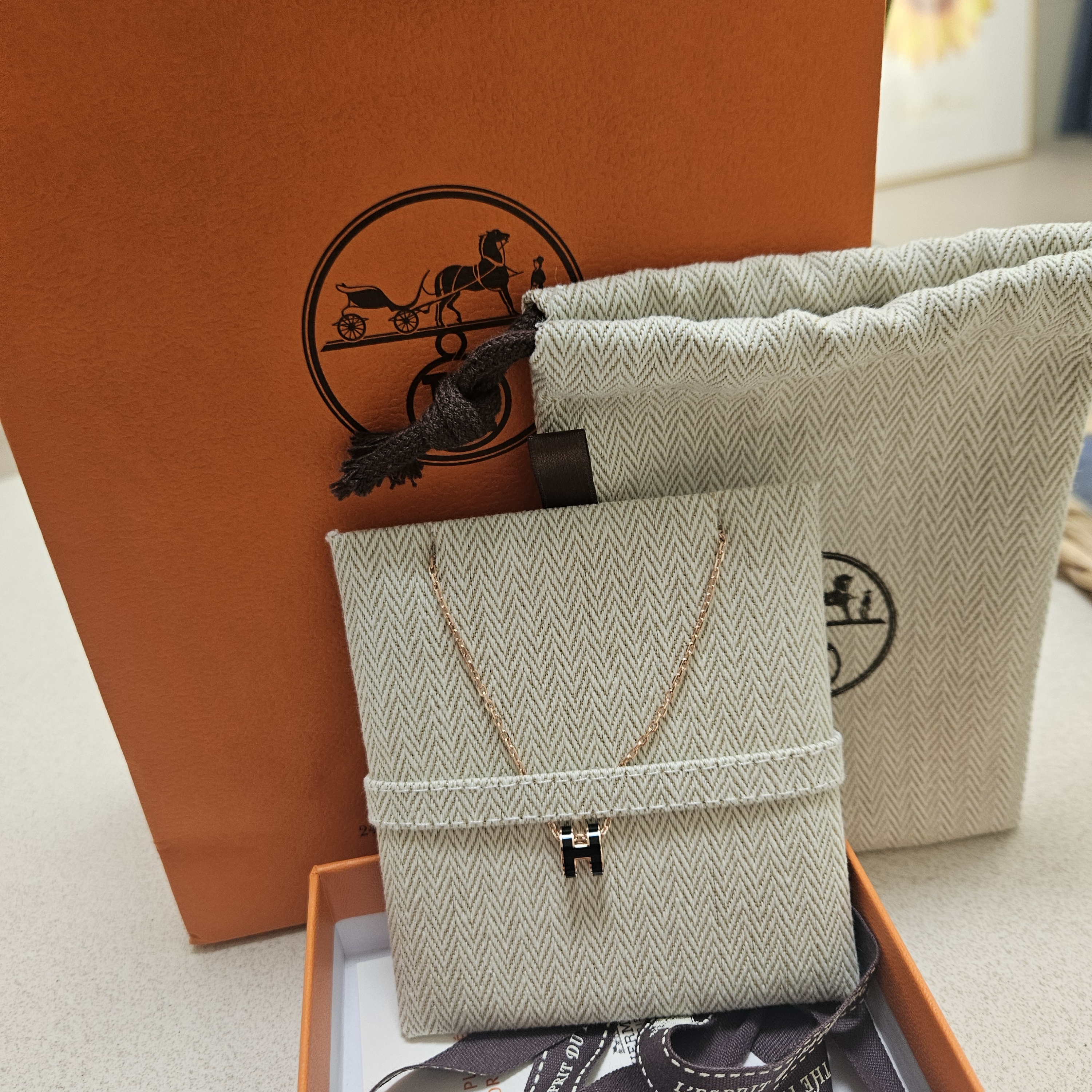 (W) Hermes Mini Pop H Pendant Rose Gold & Noir 착용 스타일